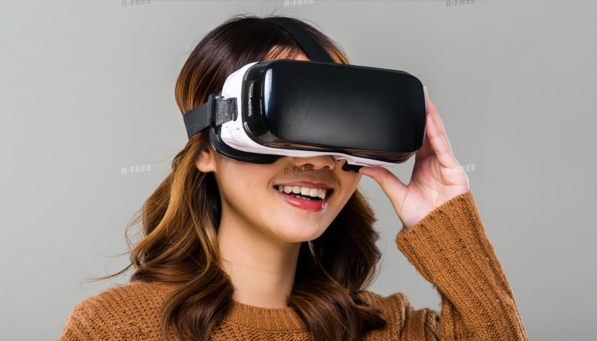 茶色の服を着てVRゴーグルを使う女性