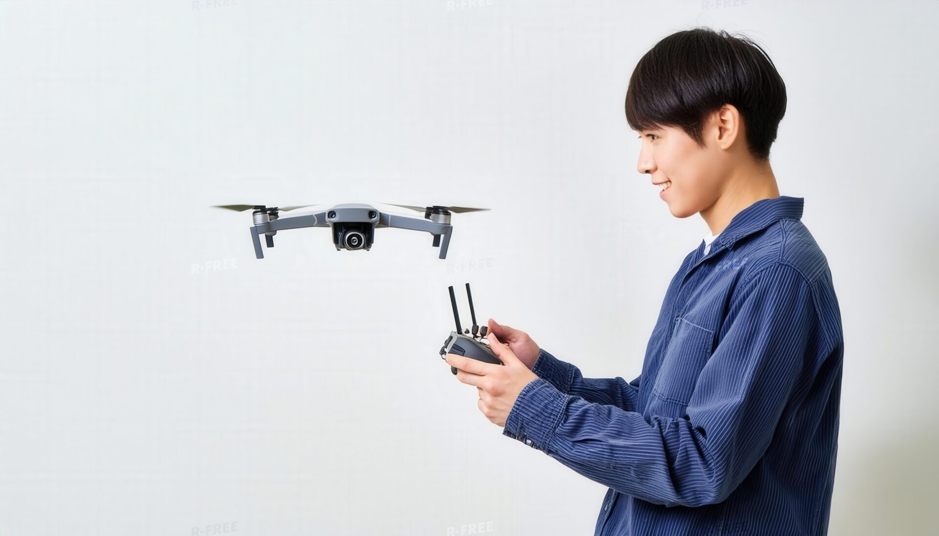 室内でドローンを操作するカジュアルな男性