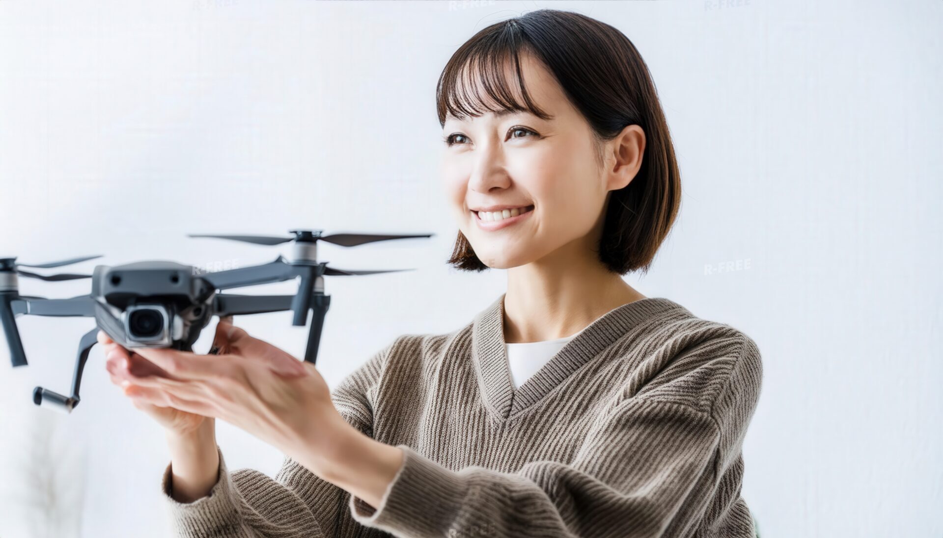 室内でドローンを持つ女性