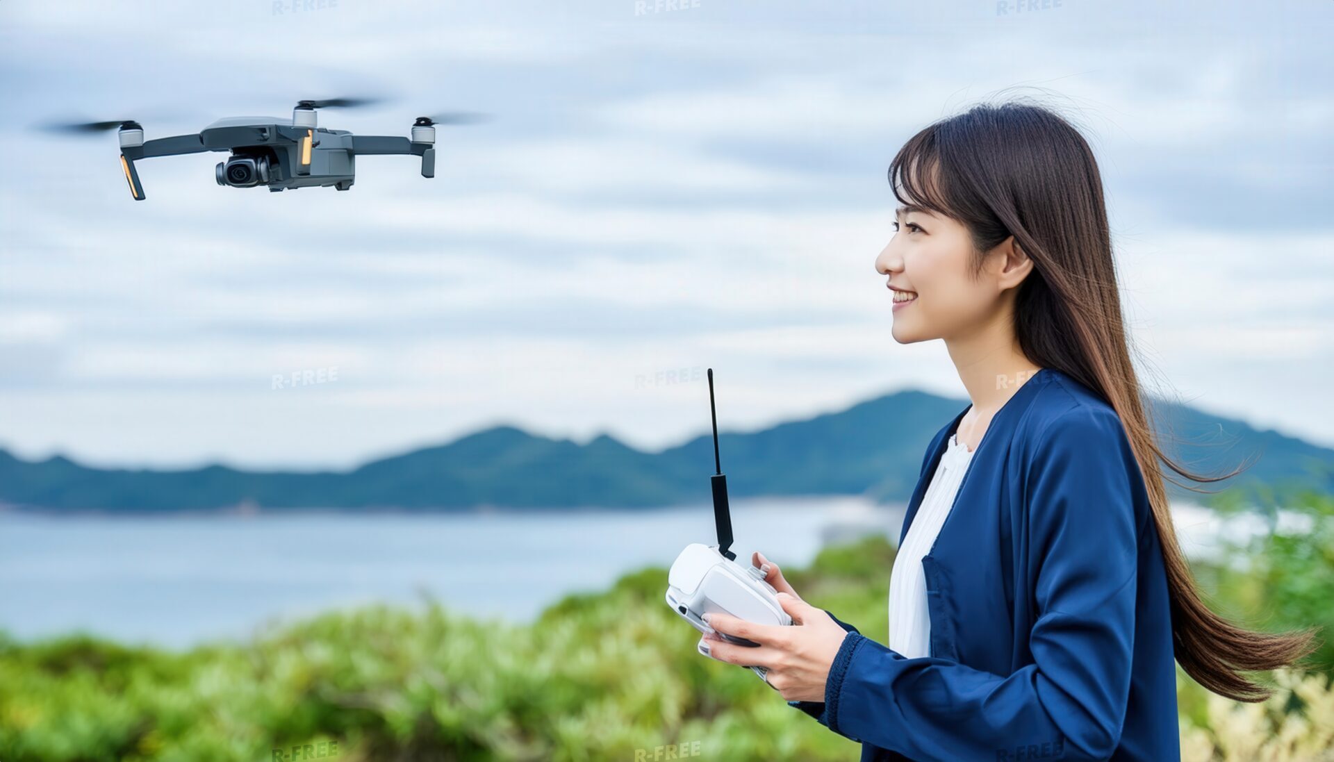 海辺でドローンを操作する女性