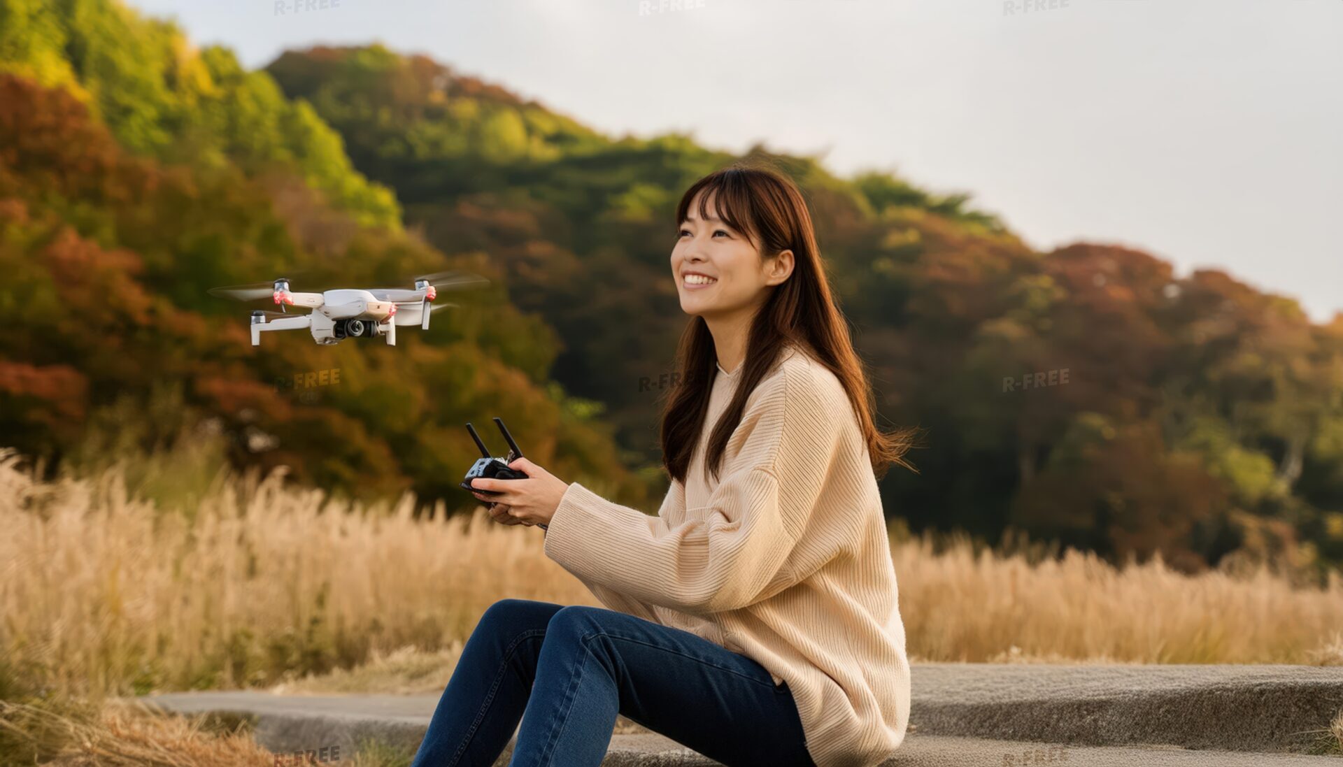 公園で座りながらドローンを操作する女性