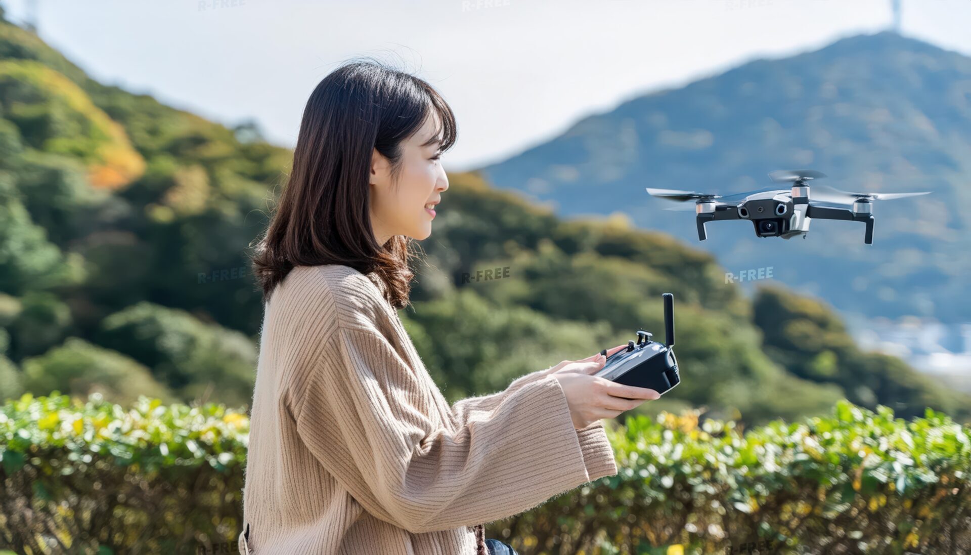 ドローンを操作しながら笑顔の女性