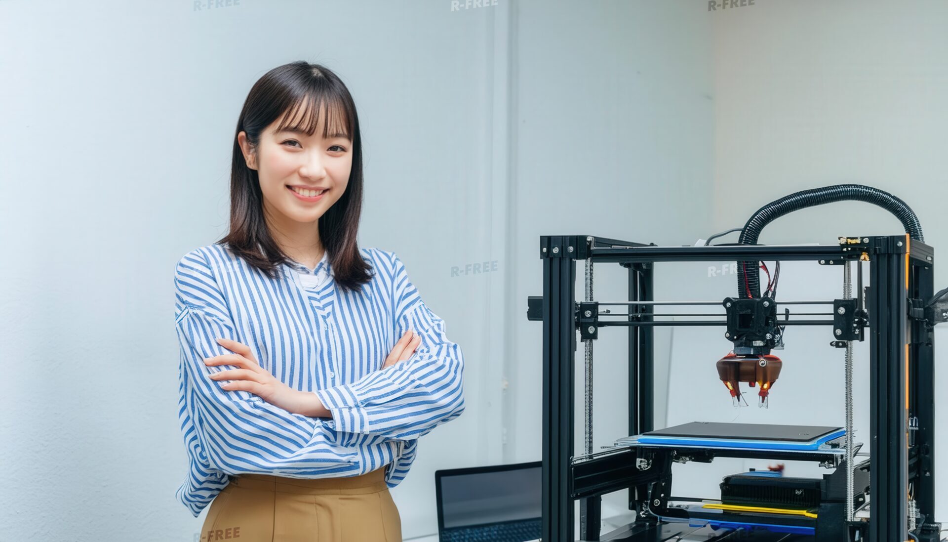 3Dプリンターとストライプシャツの女性