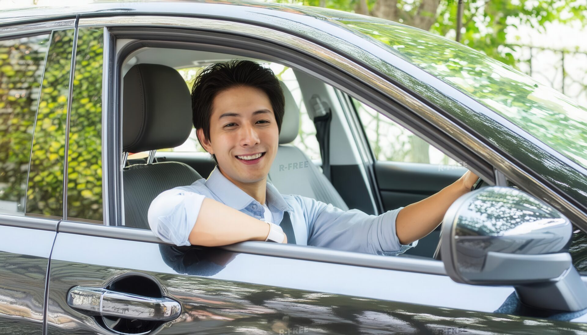 車内で微笑む男性
