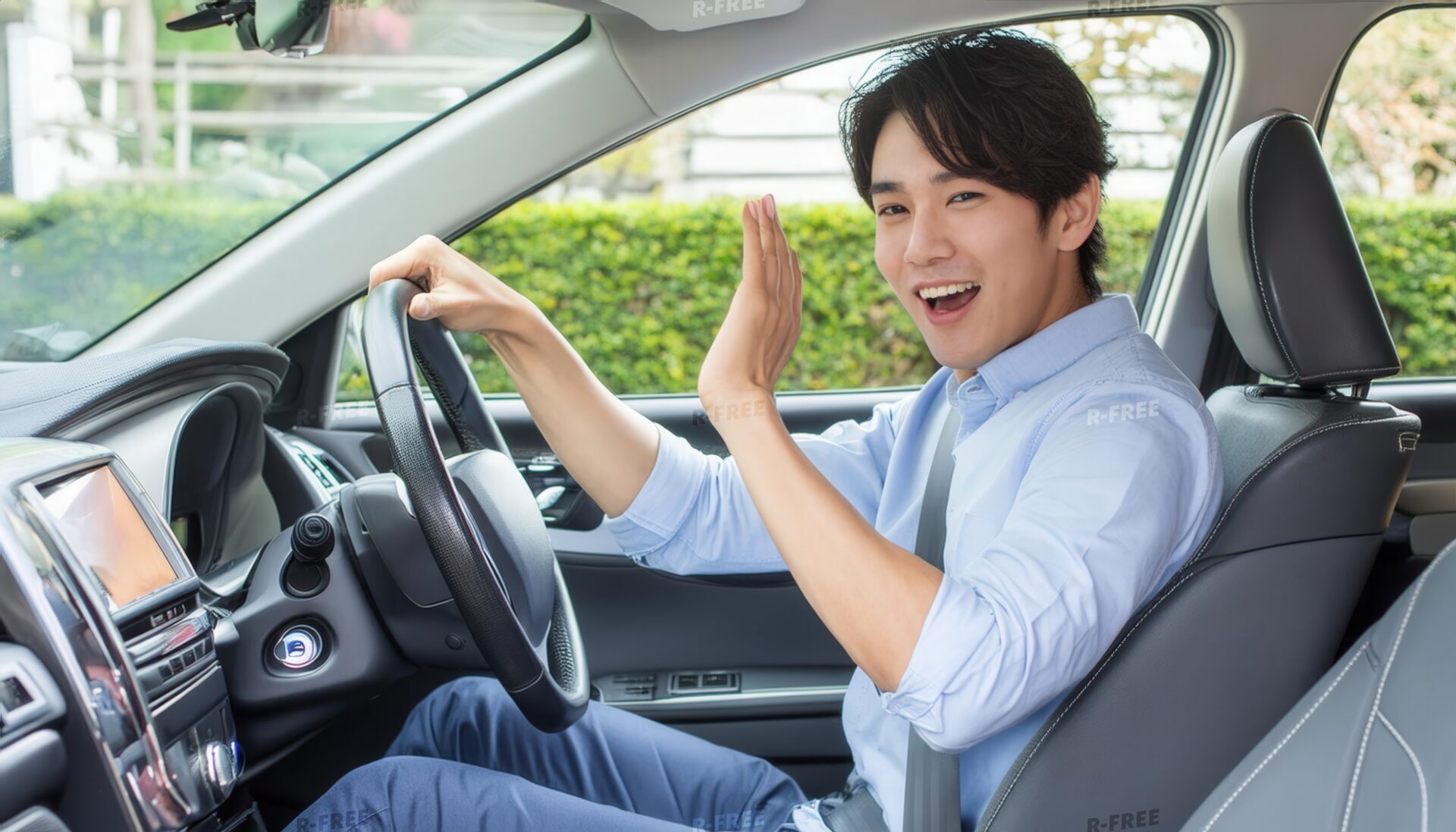 手を振る運転中の男性