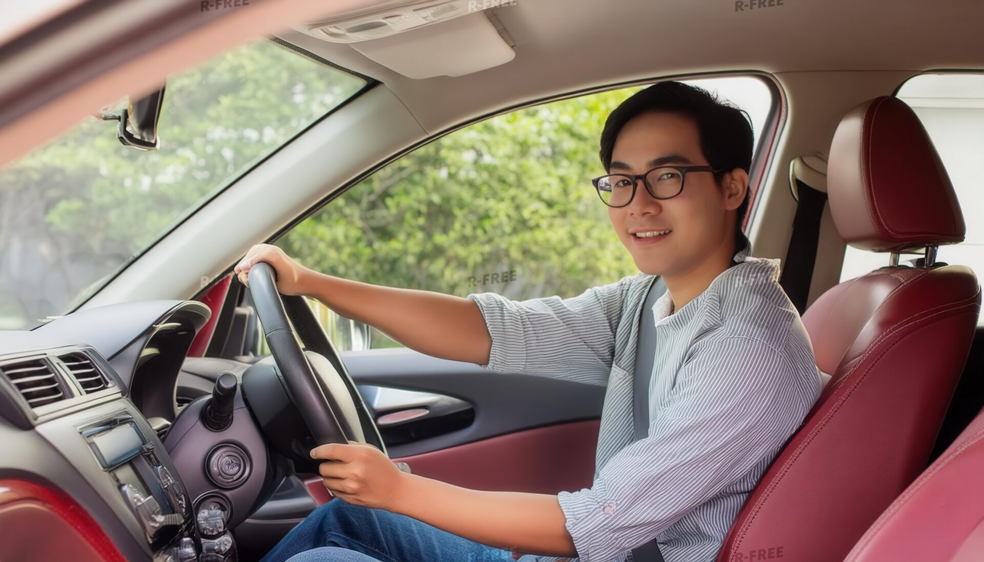 赤い車に乗る眼鏡をかけた男性