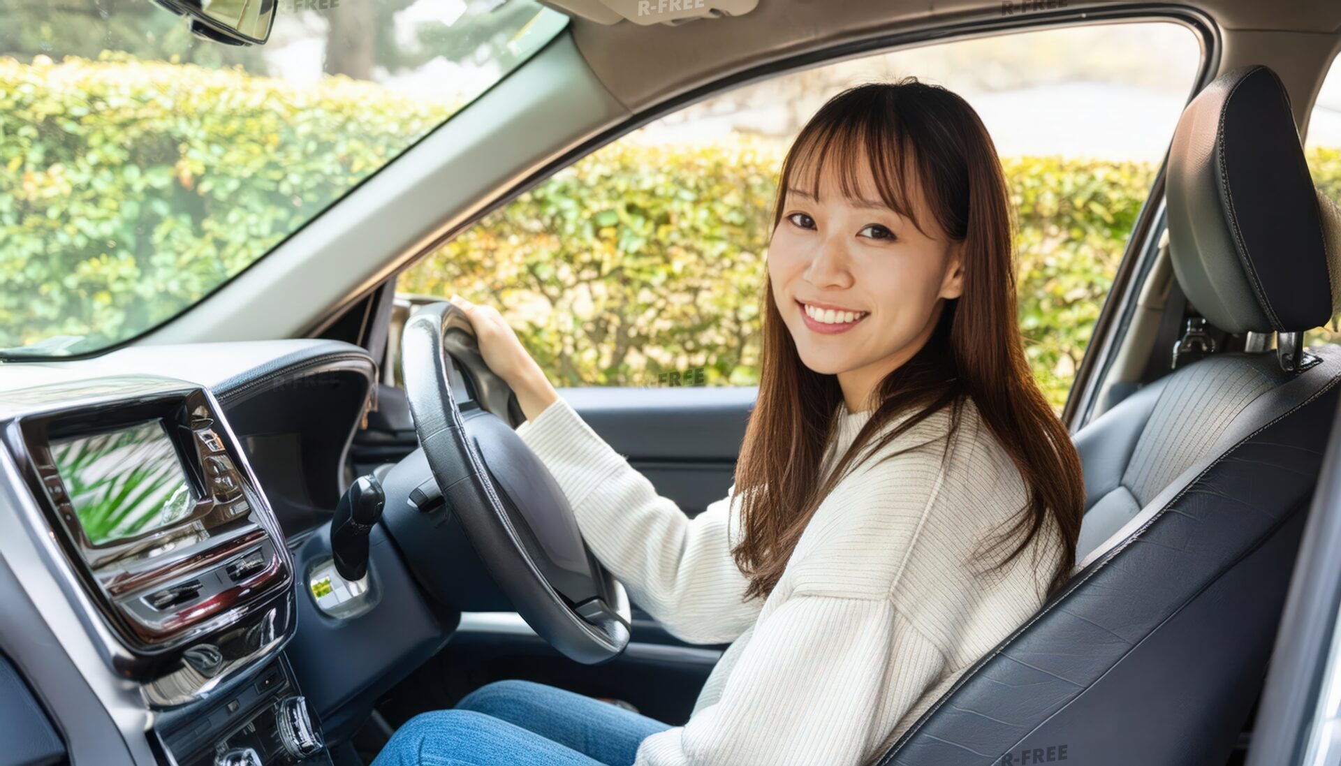 車を運転中の女性（車内・微笑む表情）