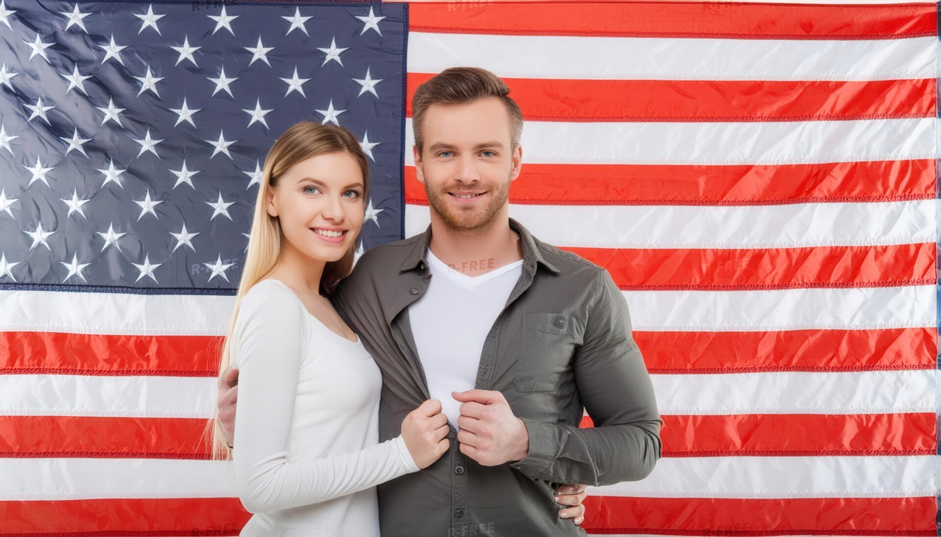 アメリカ国旗の前で微笑むカップル