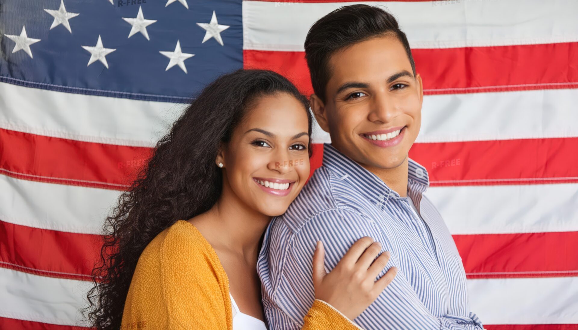 アメリカ国旗の前で寄り添う若いカップル