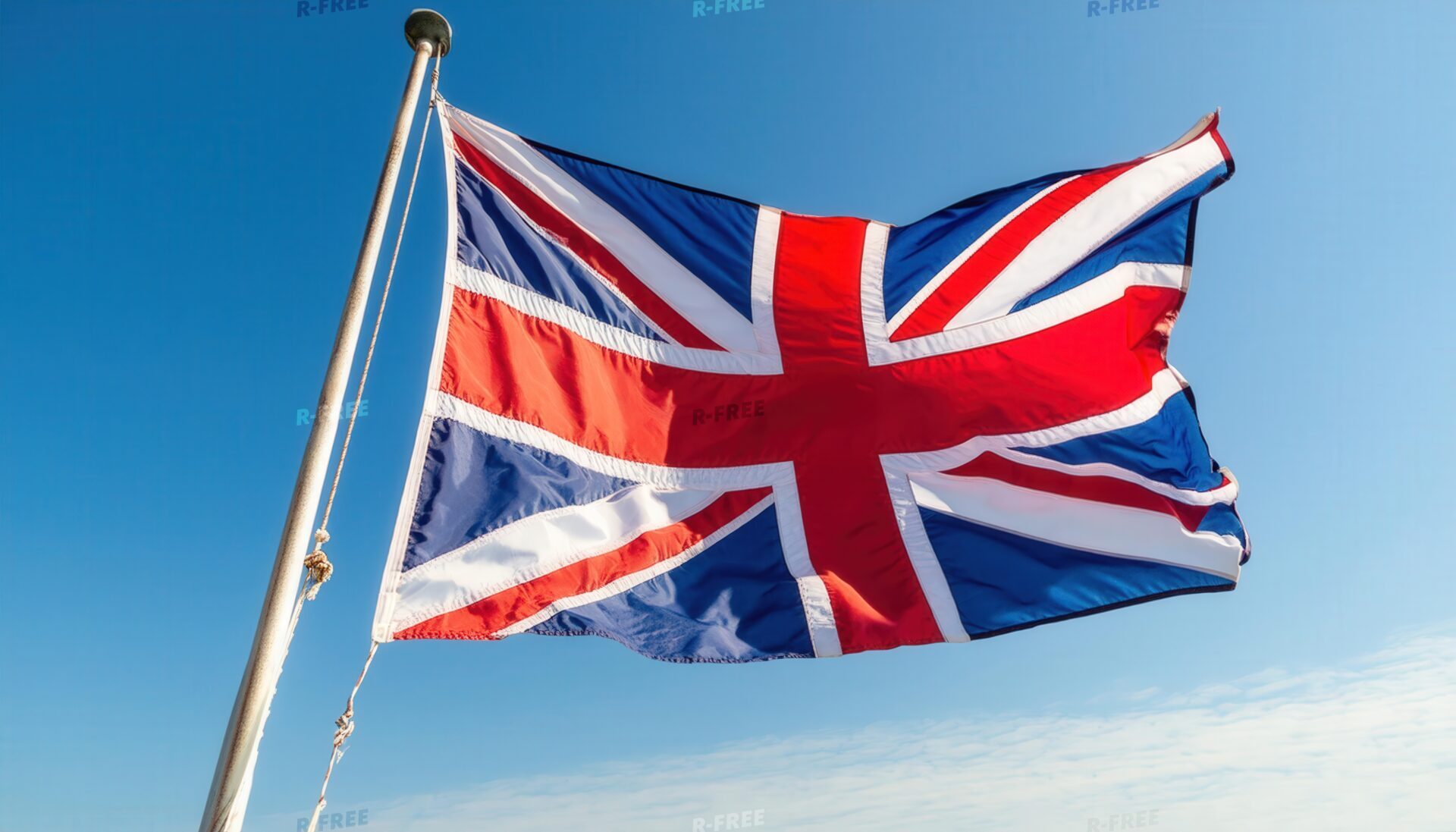 イギリス国旗が青空にたなびく
