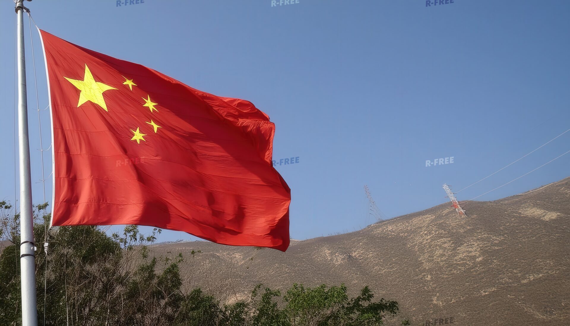 中国国旗と丘の背景