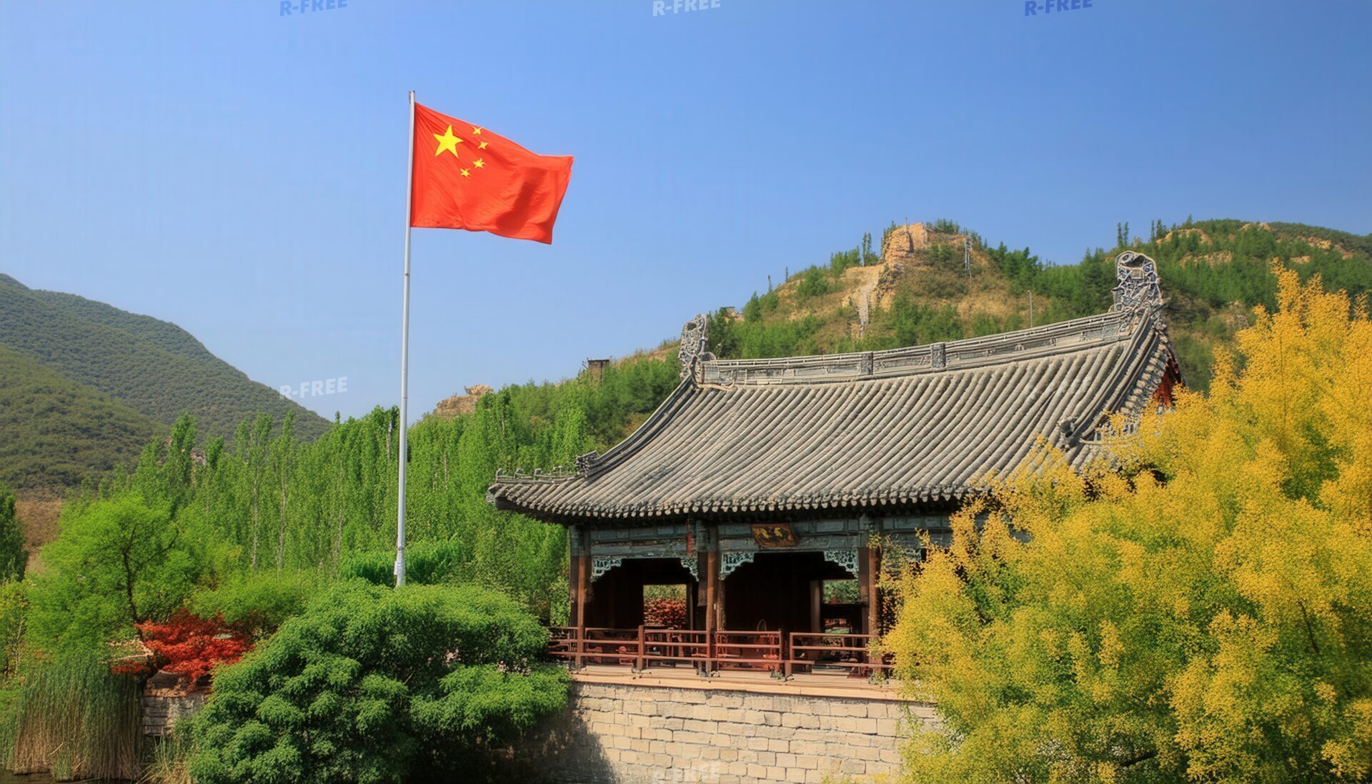 中国国旗と山間の古い建物