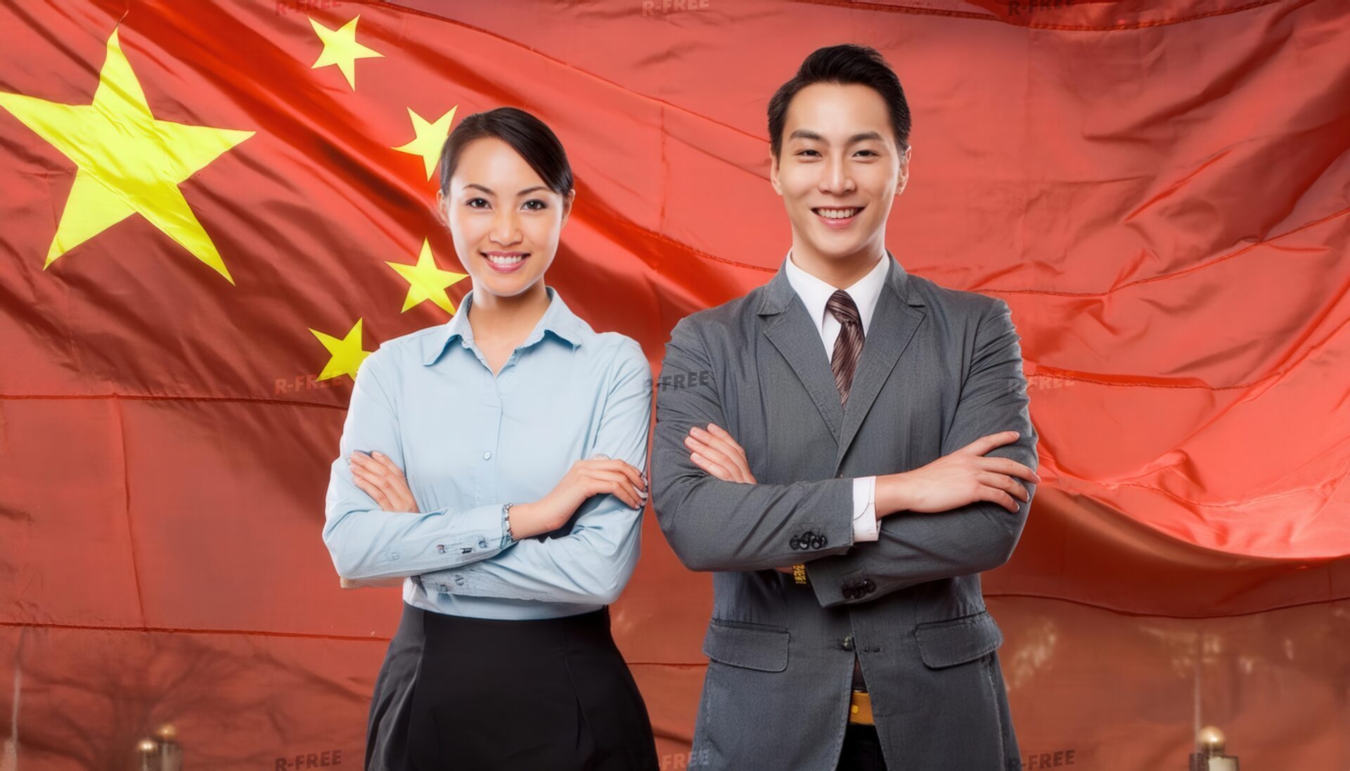 中国国旗の前で腕を組むビジネスパーソン