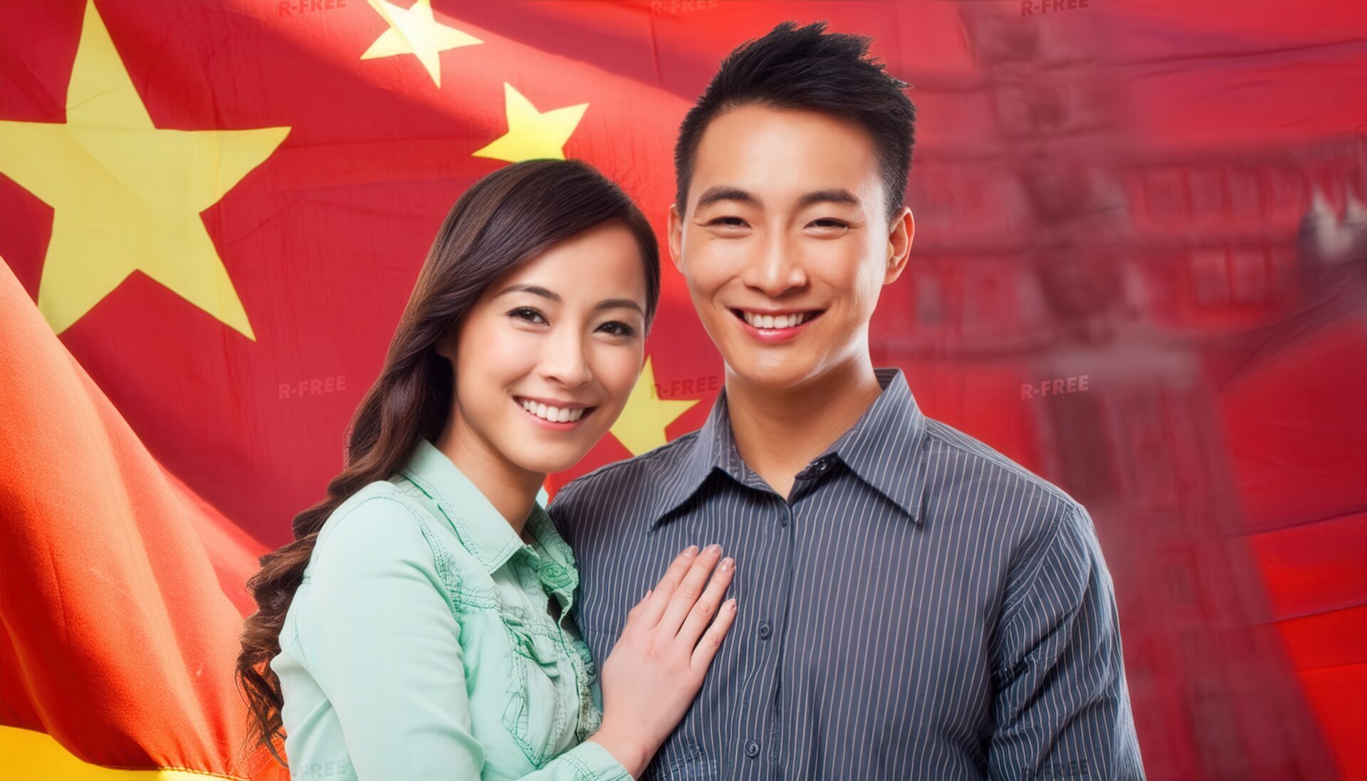 中国国旗と寄り添うカップル
