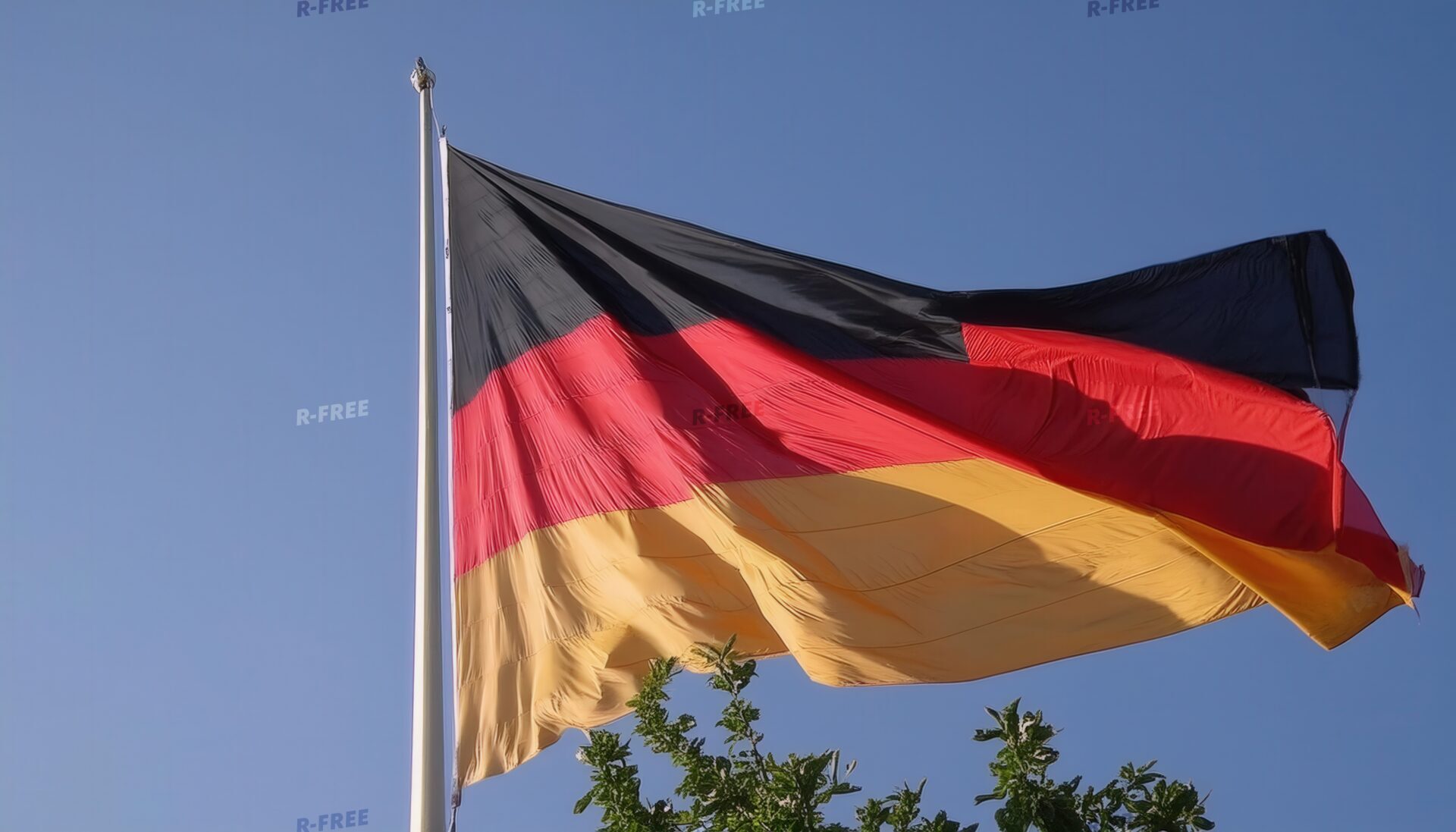 ドイツの国旗が風に揺れる様子