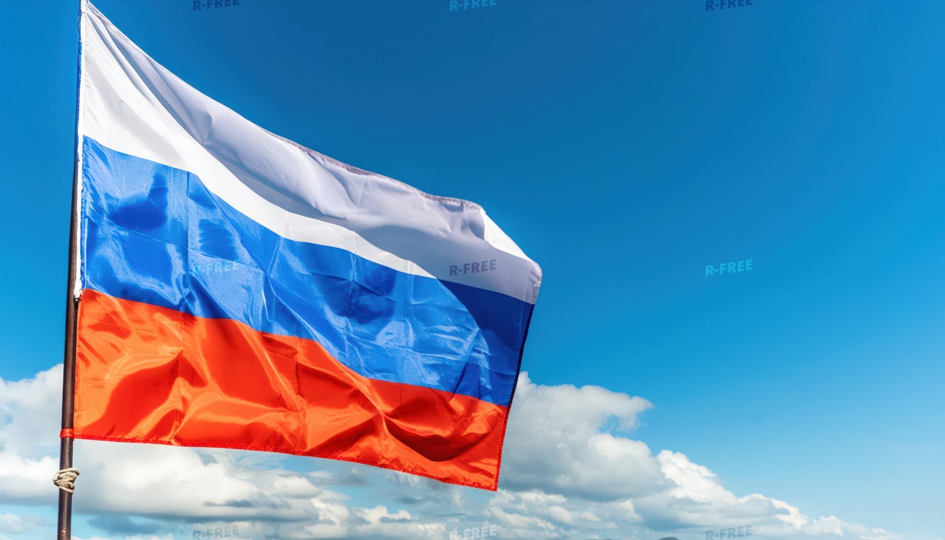 ロシア国旗が青空に翻る
