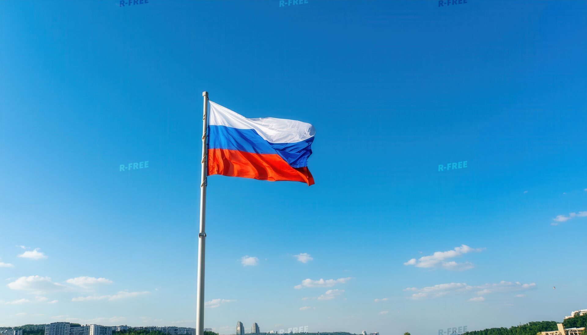 ロシア国旗が都市の上に掲げられている