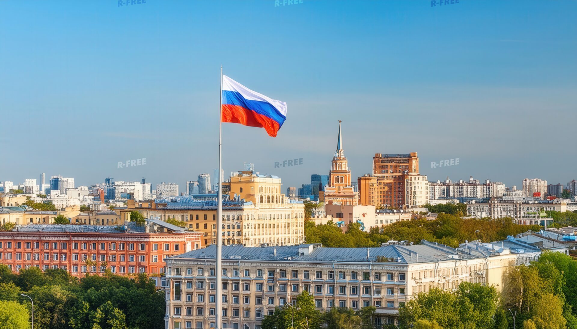 高いポールのロシア国旗と伝統建築の街並み