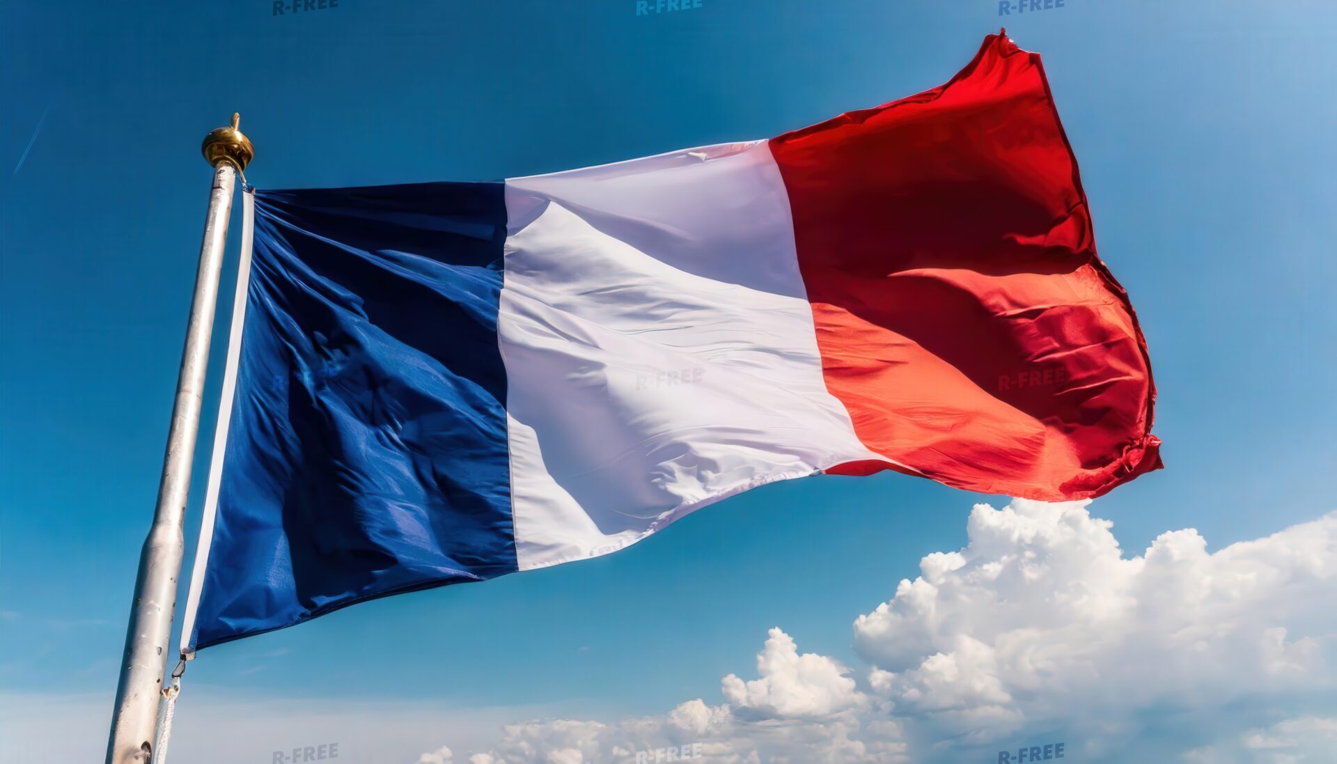 フランス国旗が風になびく