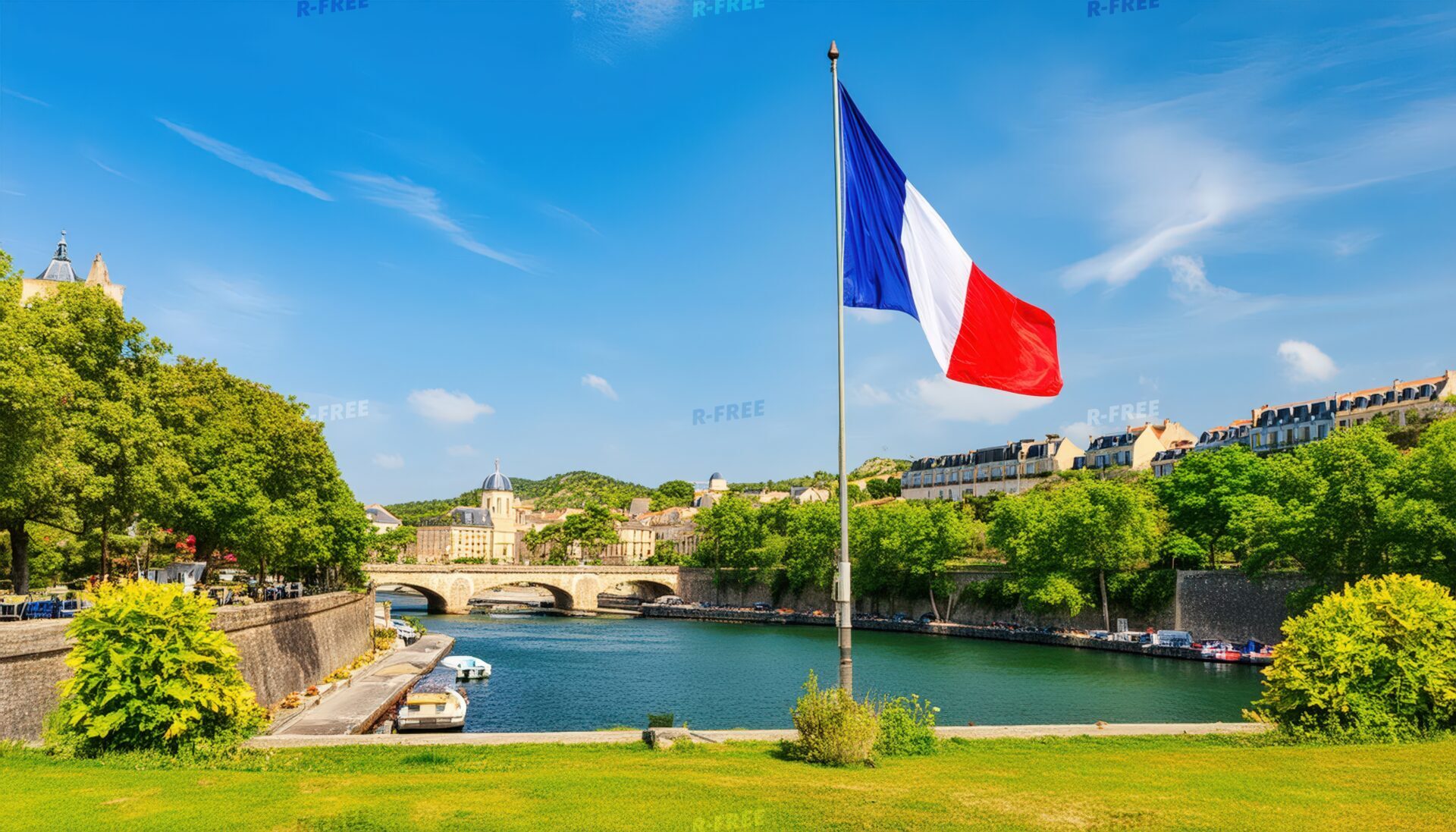 フランス国旗と川沿いの街並み