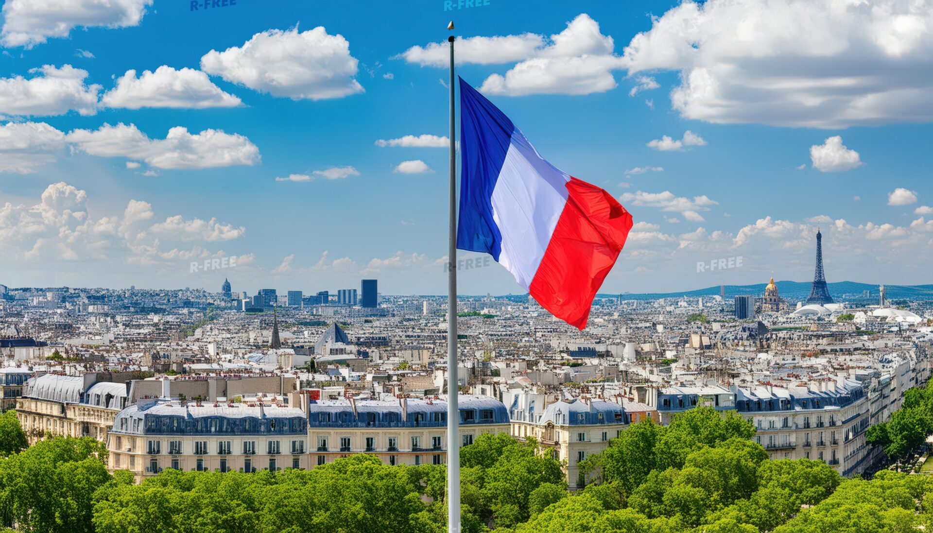 フランス国旗とパリの街並み