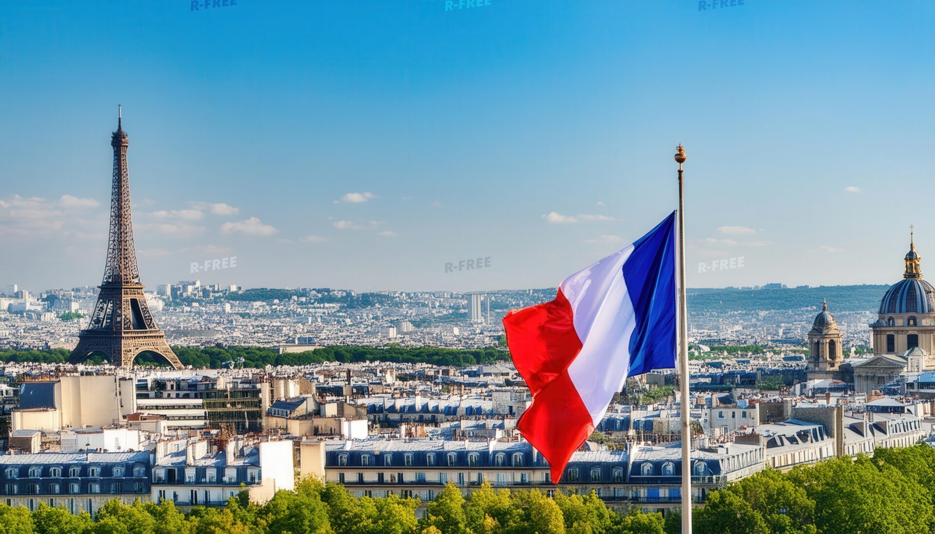 フランス国旗とエッフェル塔があるパリの街並み