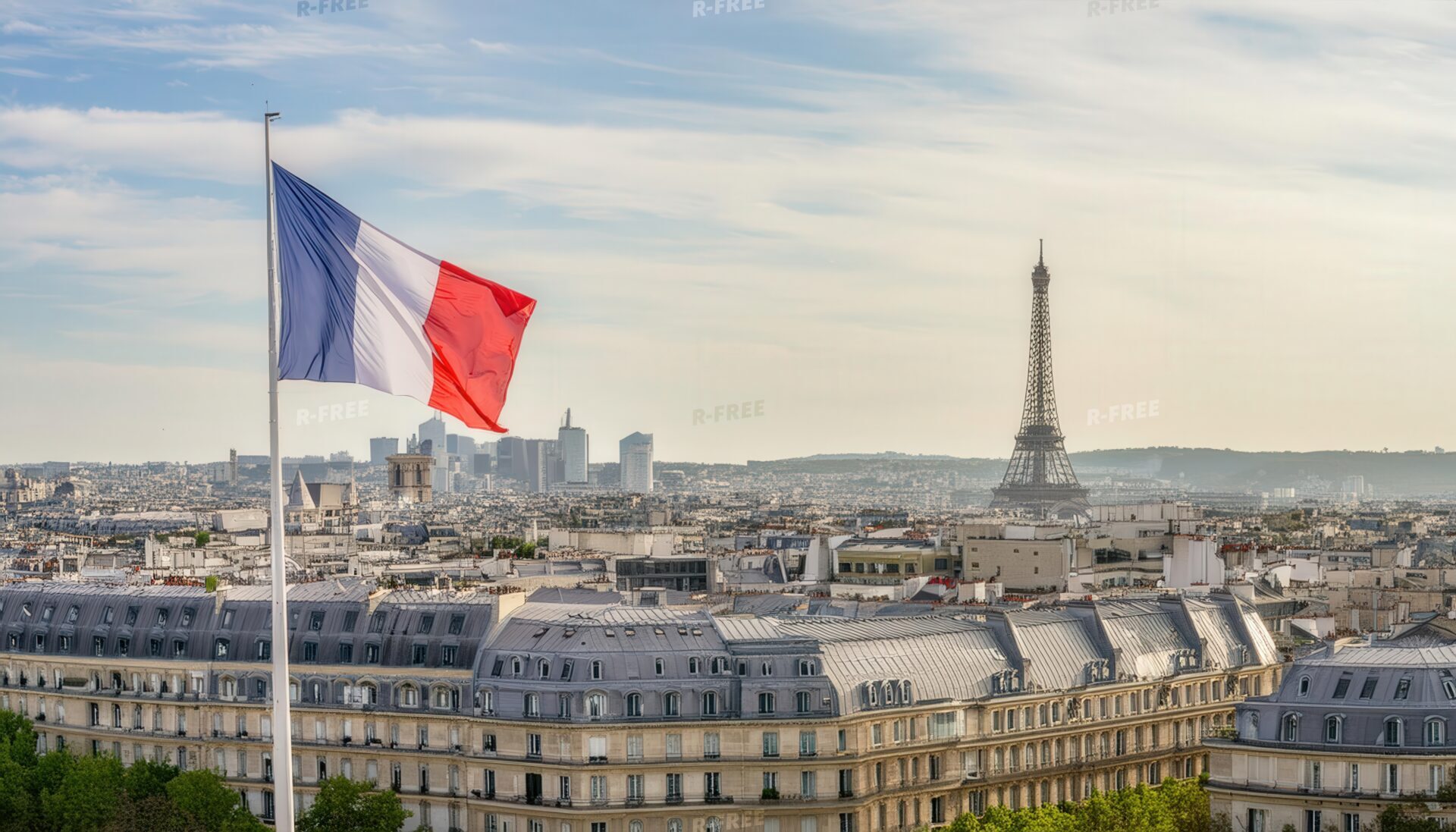 フランス国旗とエッフェル塔を背景にした街並み
