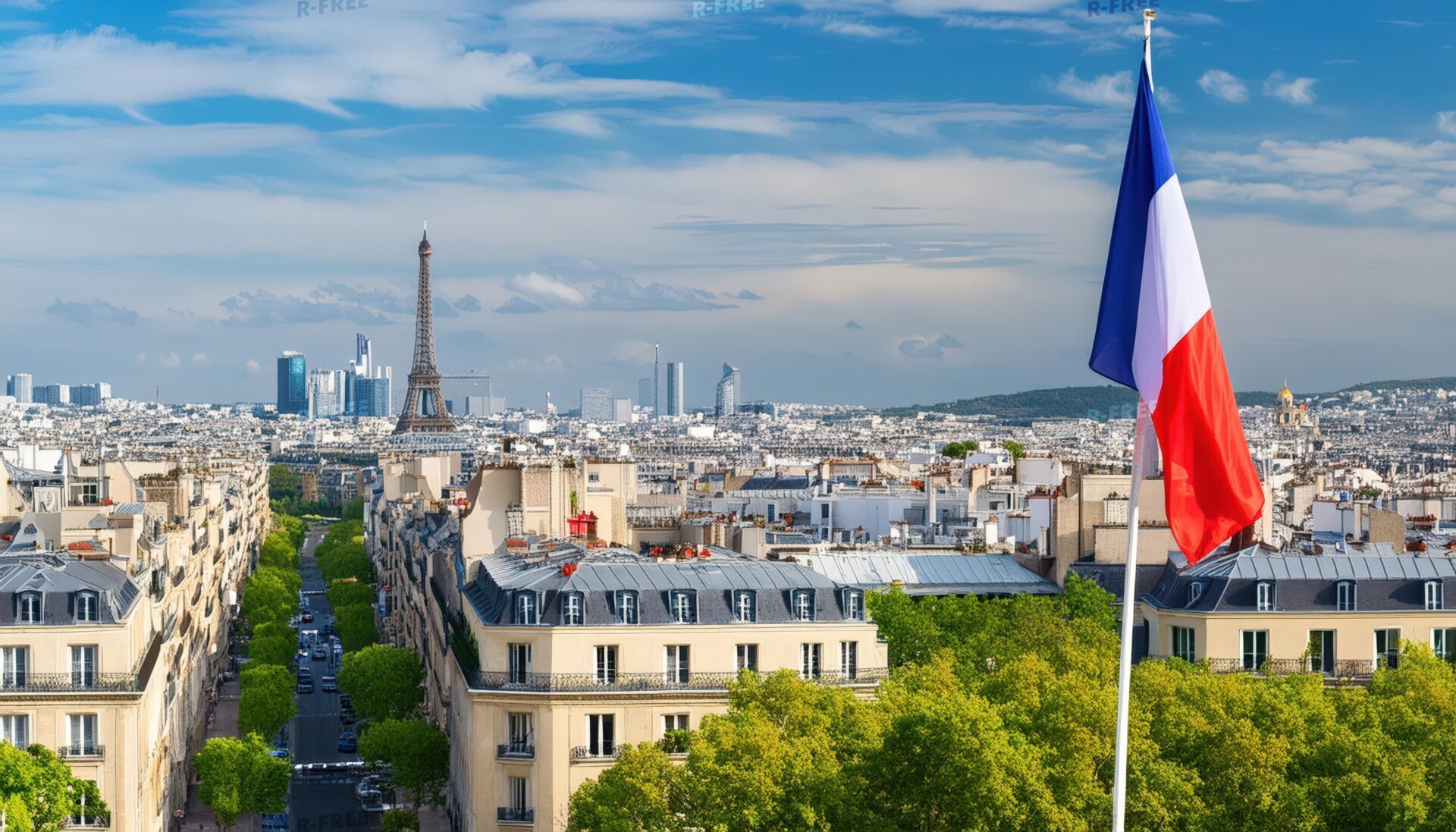 フランス国旗と緑豊かなパリの街並み