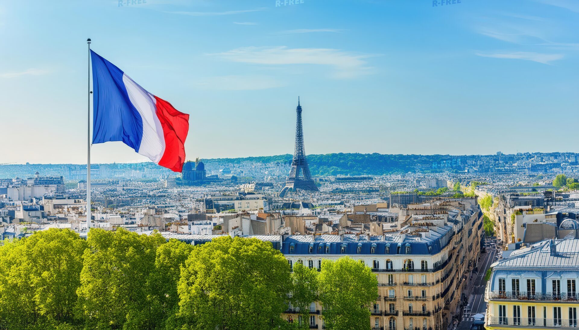 フランス国旗とパリの歴史的建造物