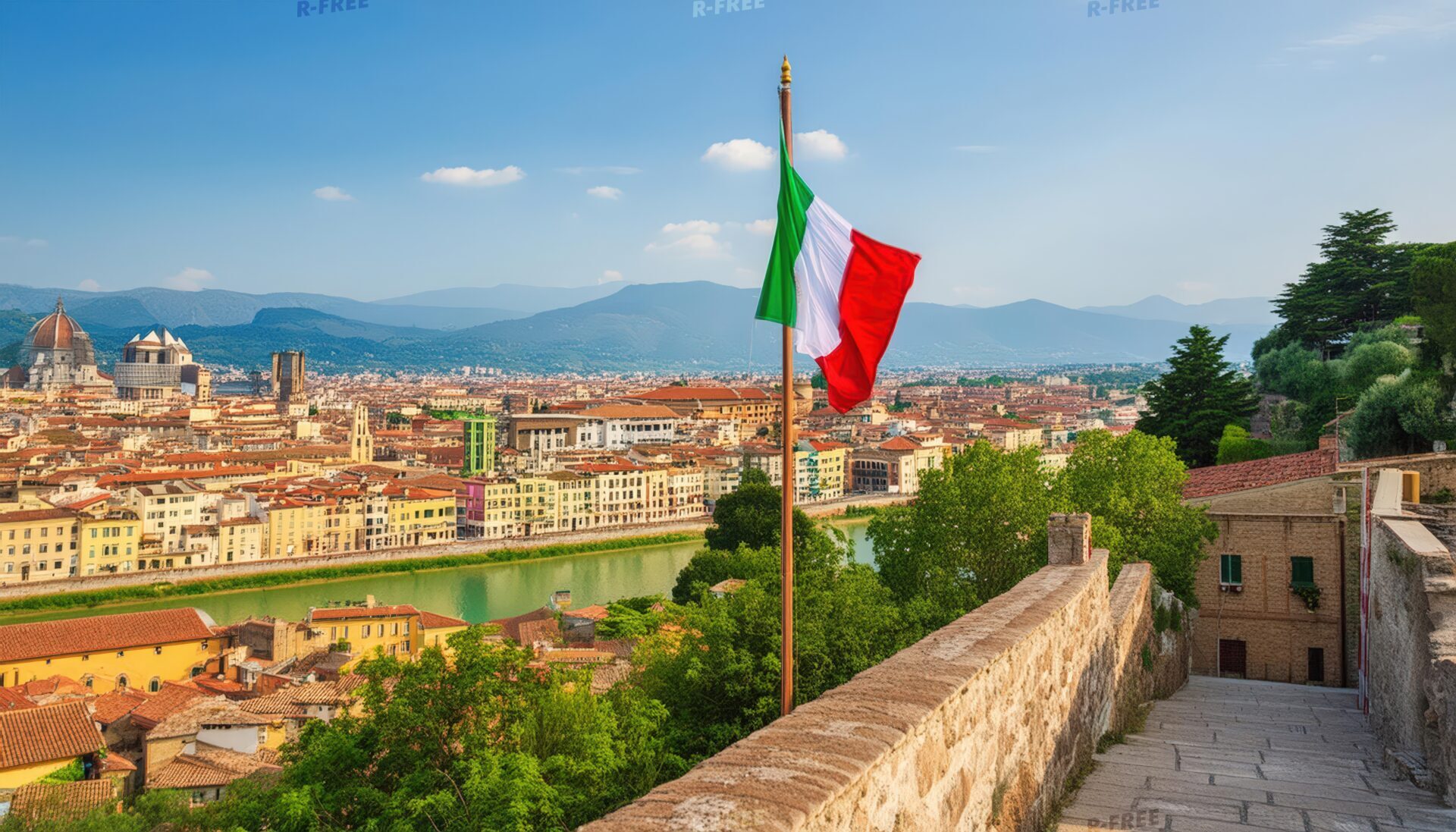 川沿いの街並みとイタリア国旗