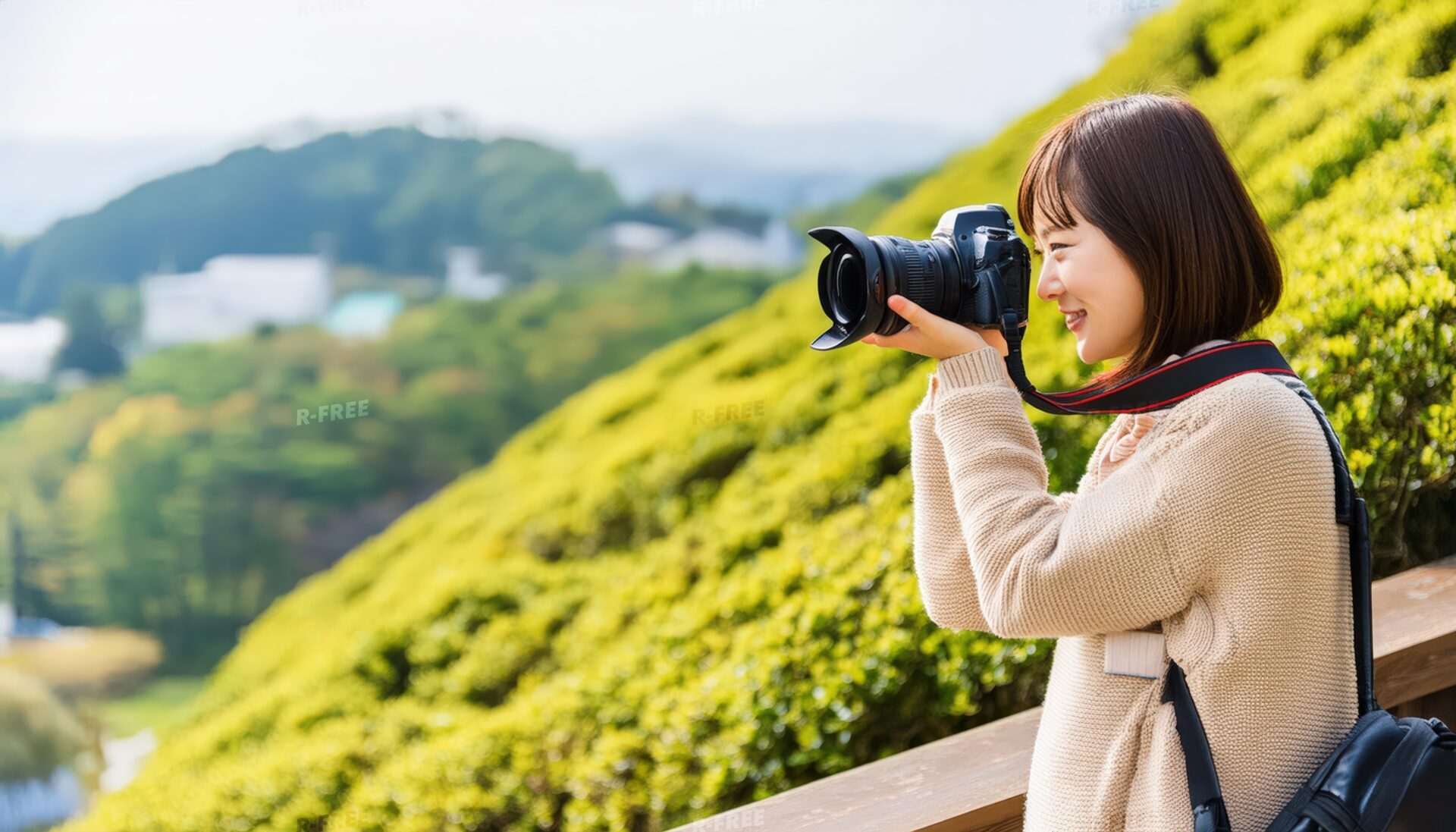 自然を背景にカメラを構える女性