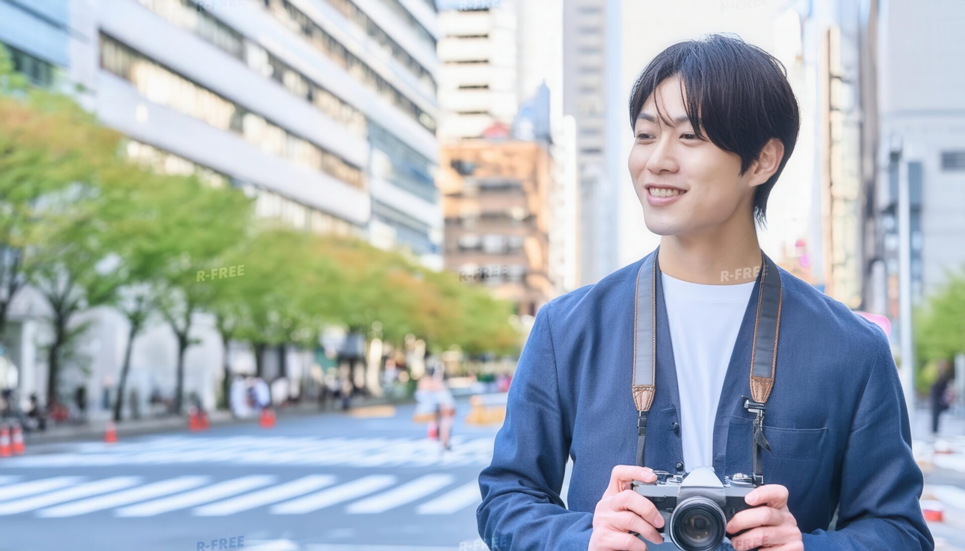 街角でカメラを持つ男性