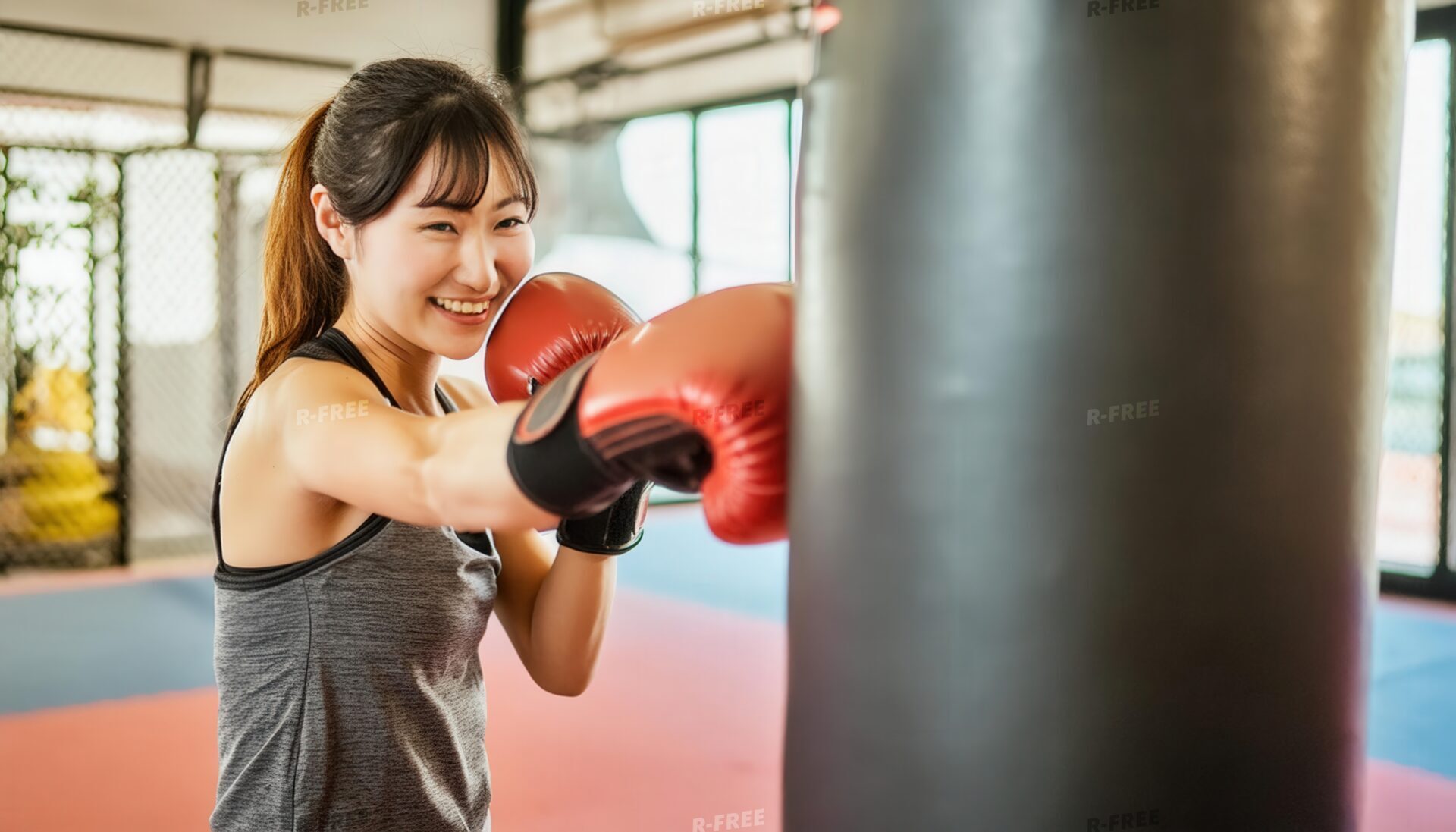 ボクシングトレーニング中の女性