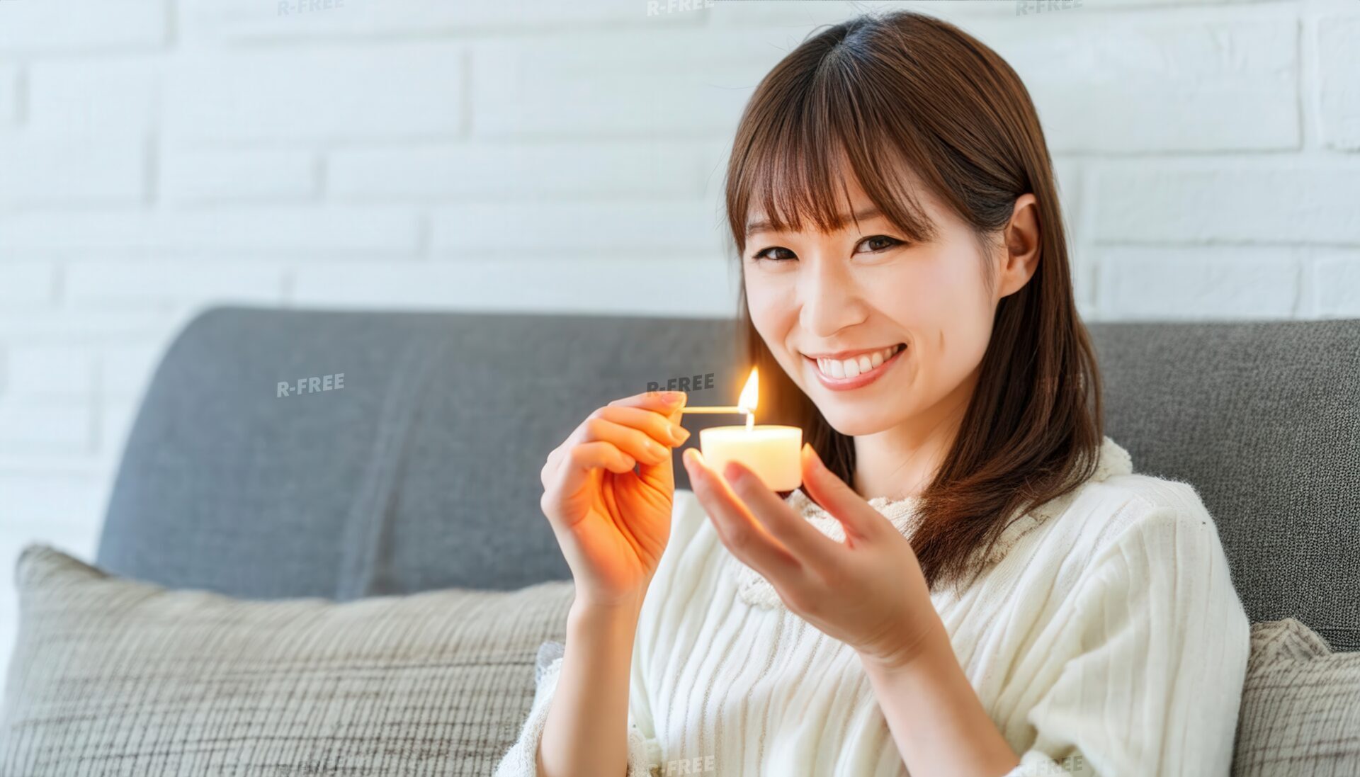 アロマキャンドルを灯してリラックスする女性