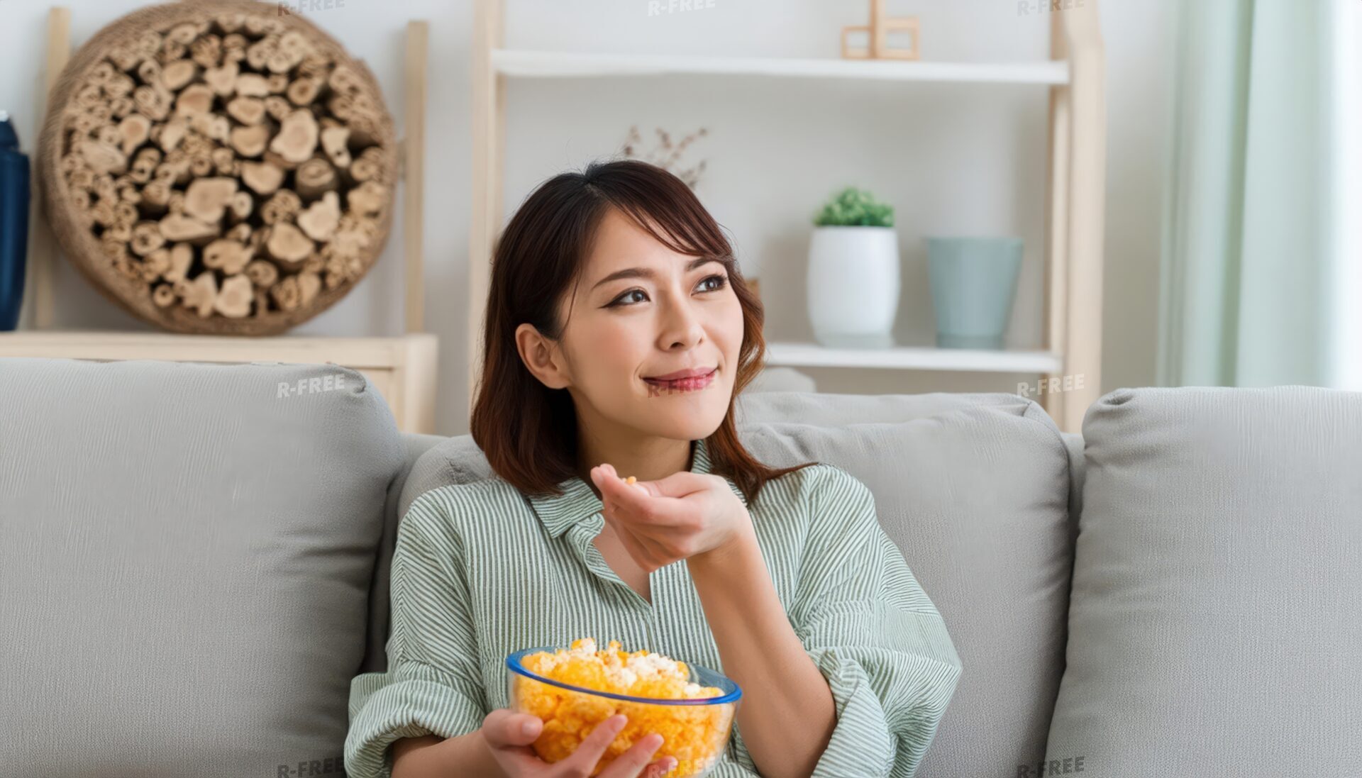 ポップコーンを食べる女性