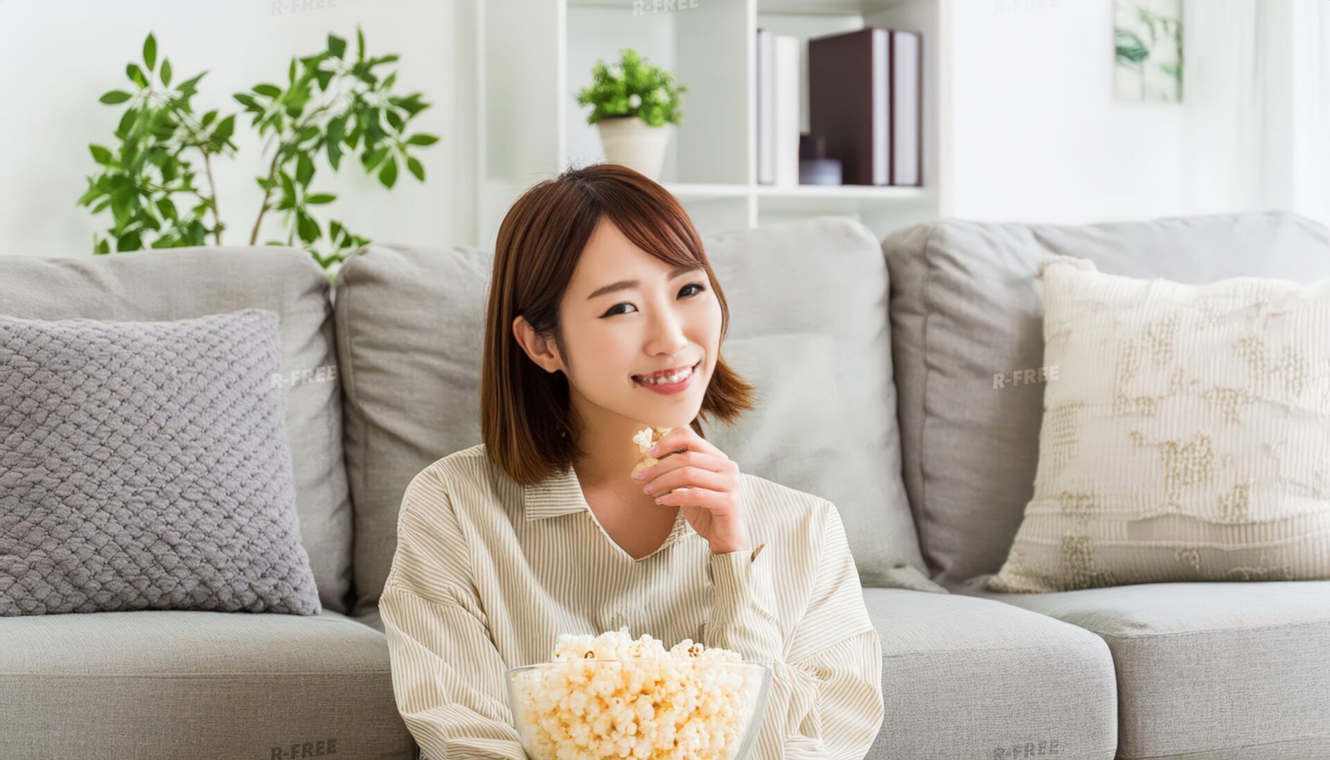 笑顔でポップコーンを持つ女性