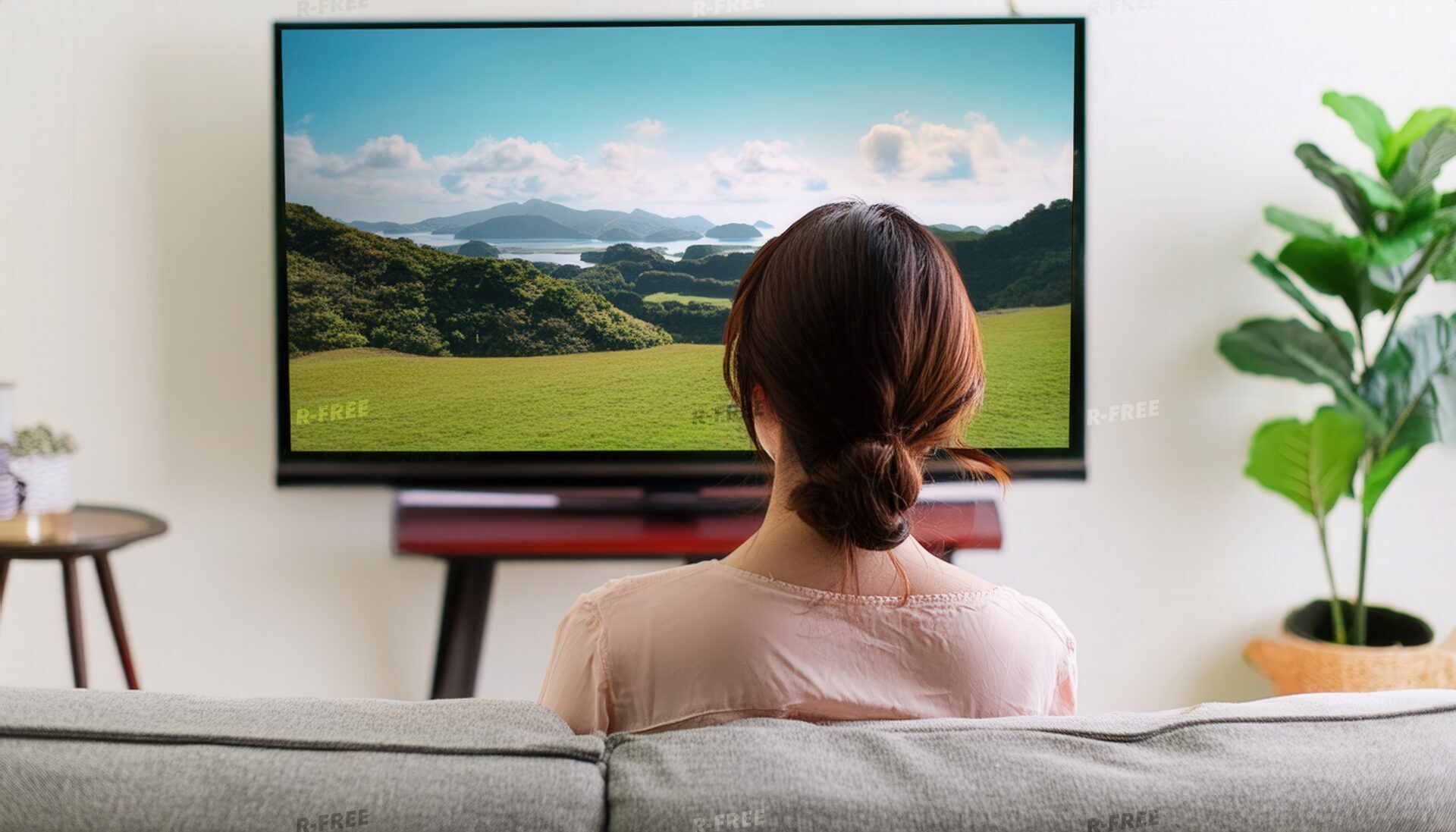 テレビで島々の風景を観る女性