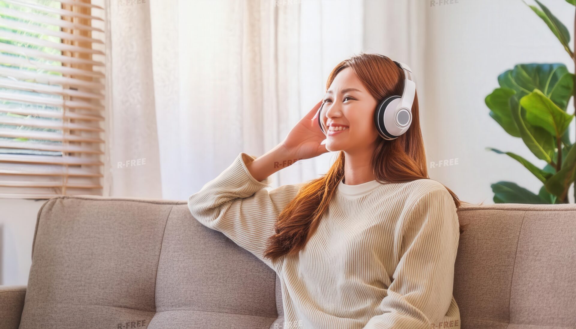 白いヘッドホンで音楽を楽しむ女性（茶髪で笑顔）