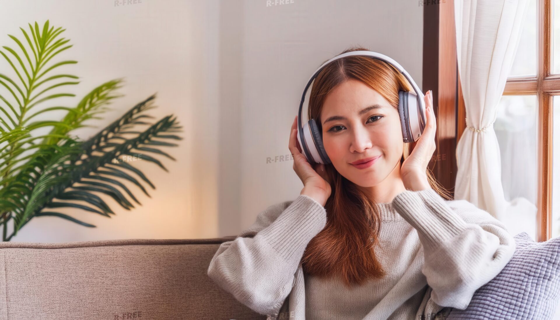 音楽でくつろぐ女性