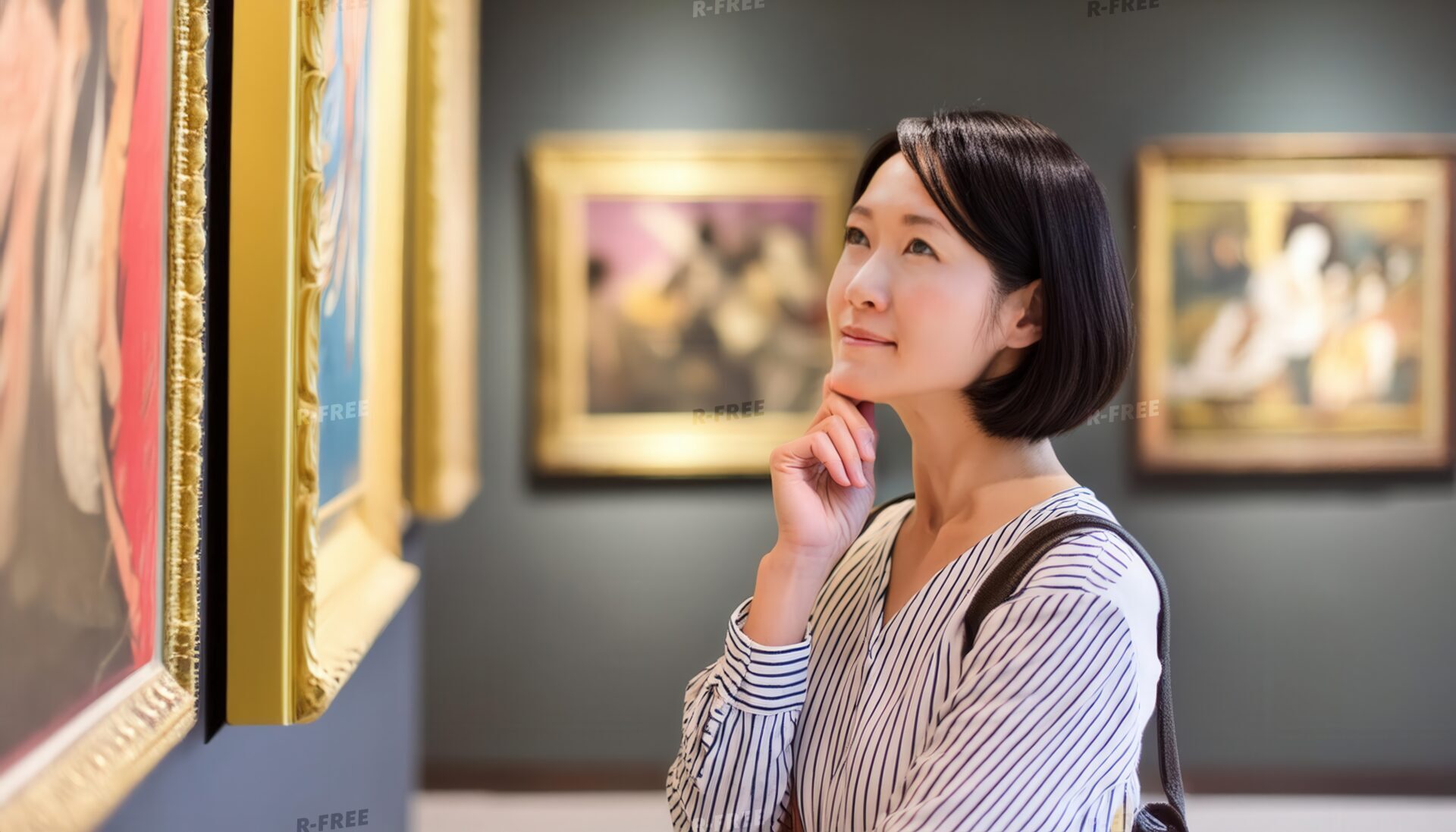 美術館で絵画を見る人2