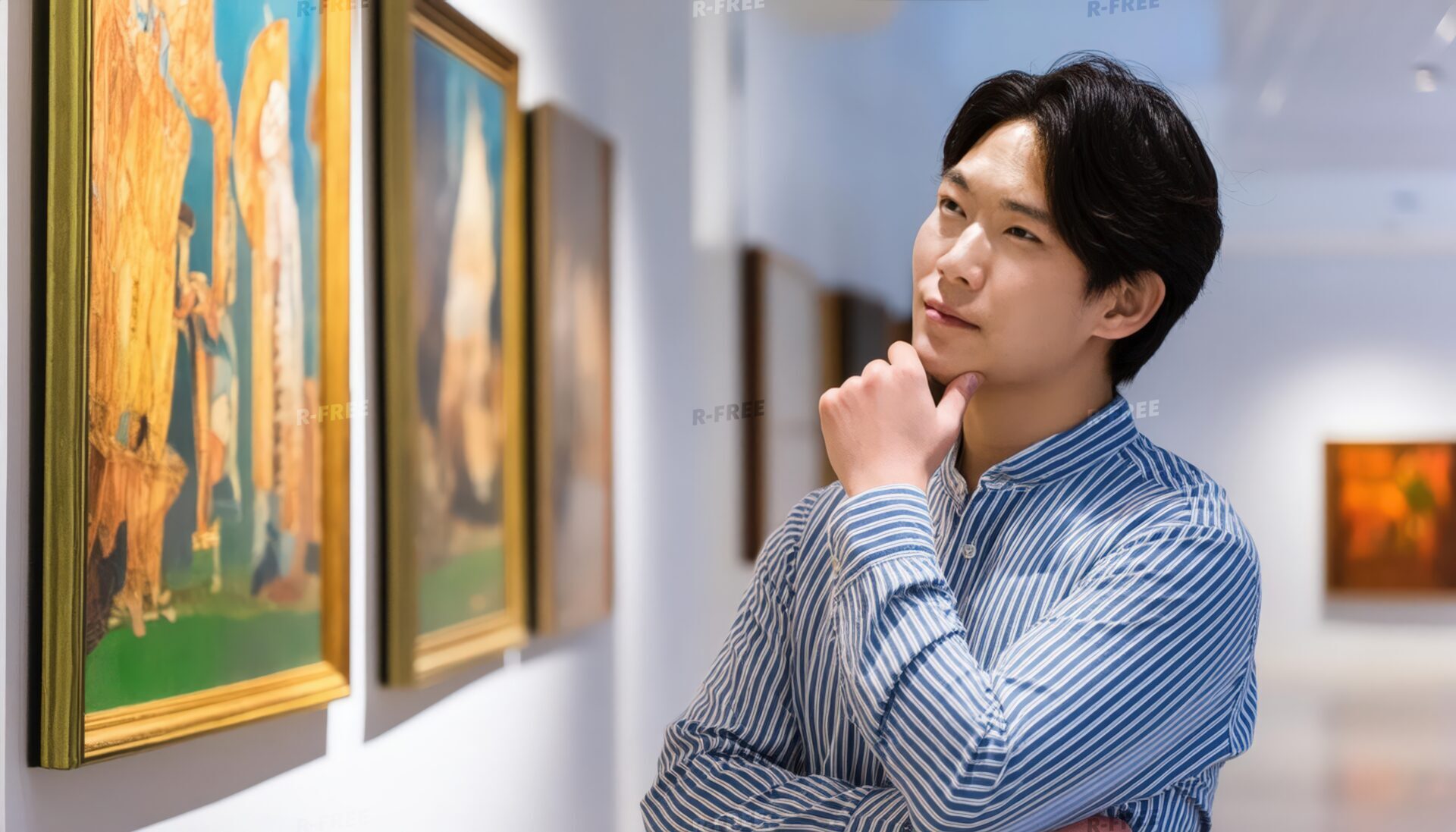 美術館で絵画を鑑賞する男性2