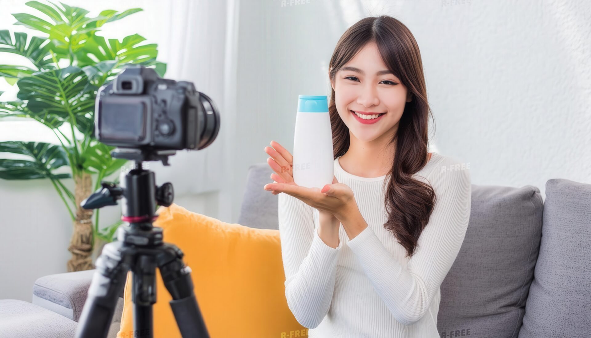 笑顔で商品を紹介する女性
