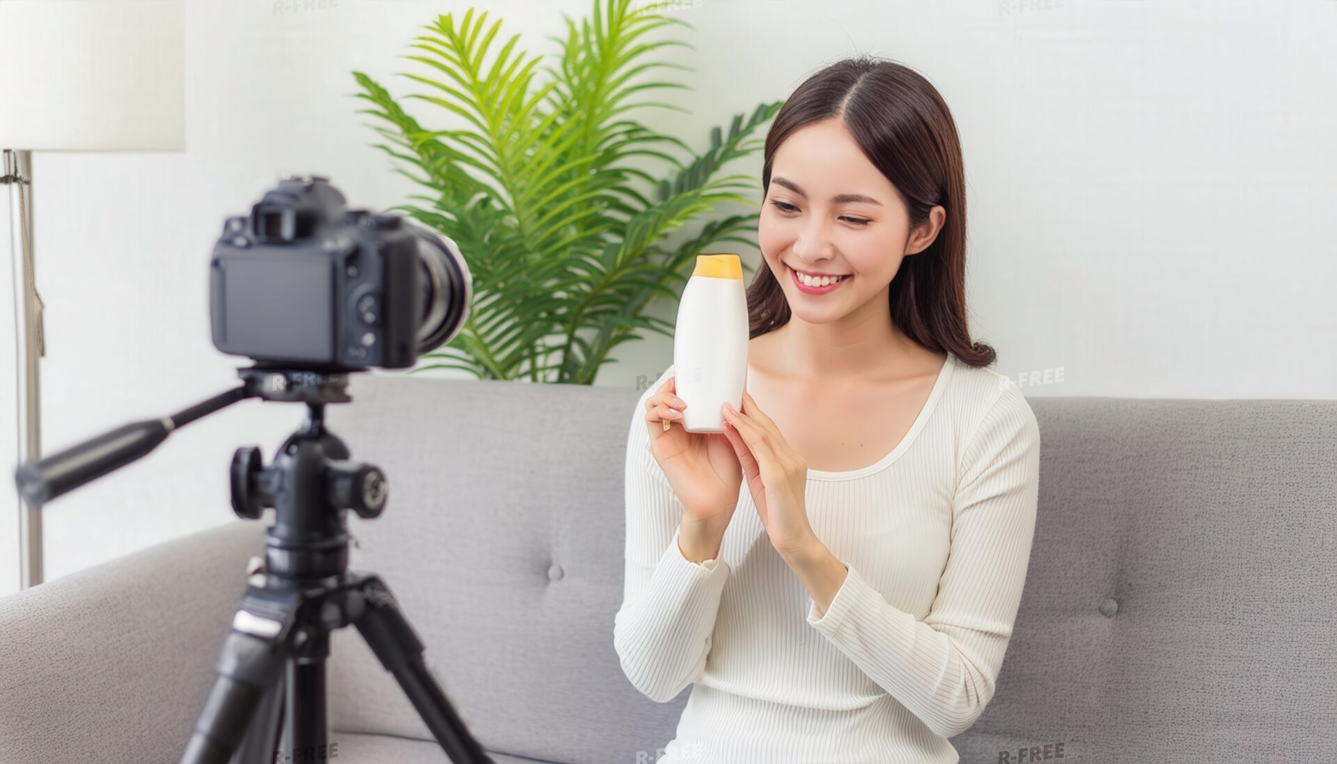 美容製品を手にする女性