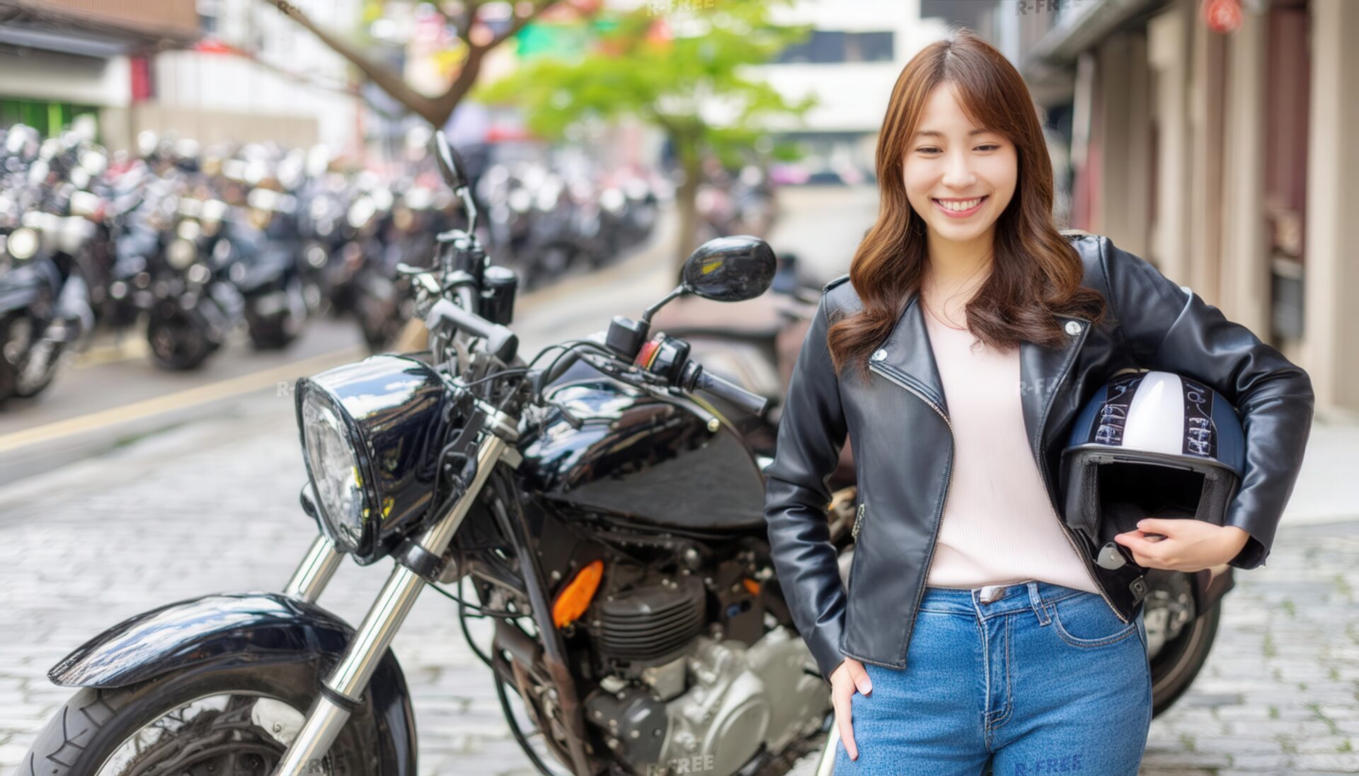 都会の街並みでバイクとポーズを取る女性