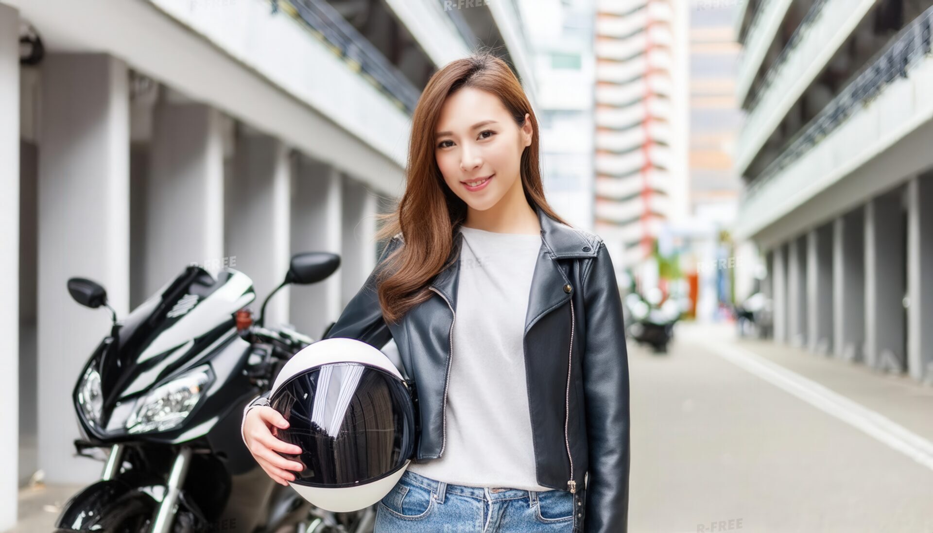 街角でバイクと立つ女性