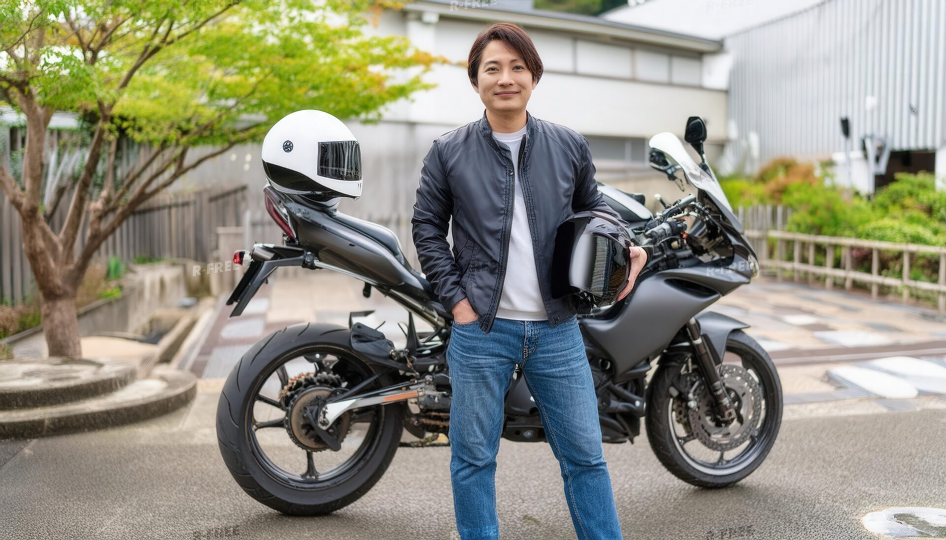 バイクと笑顔の男性