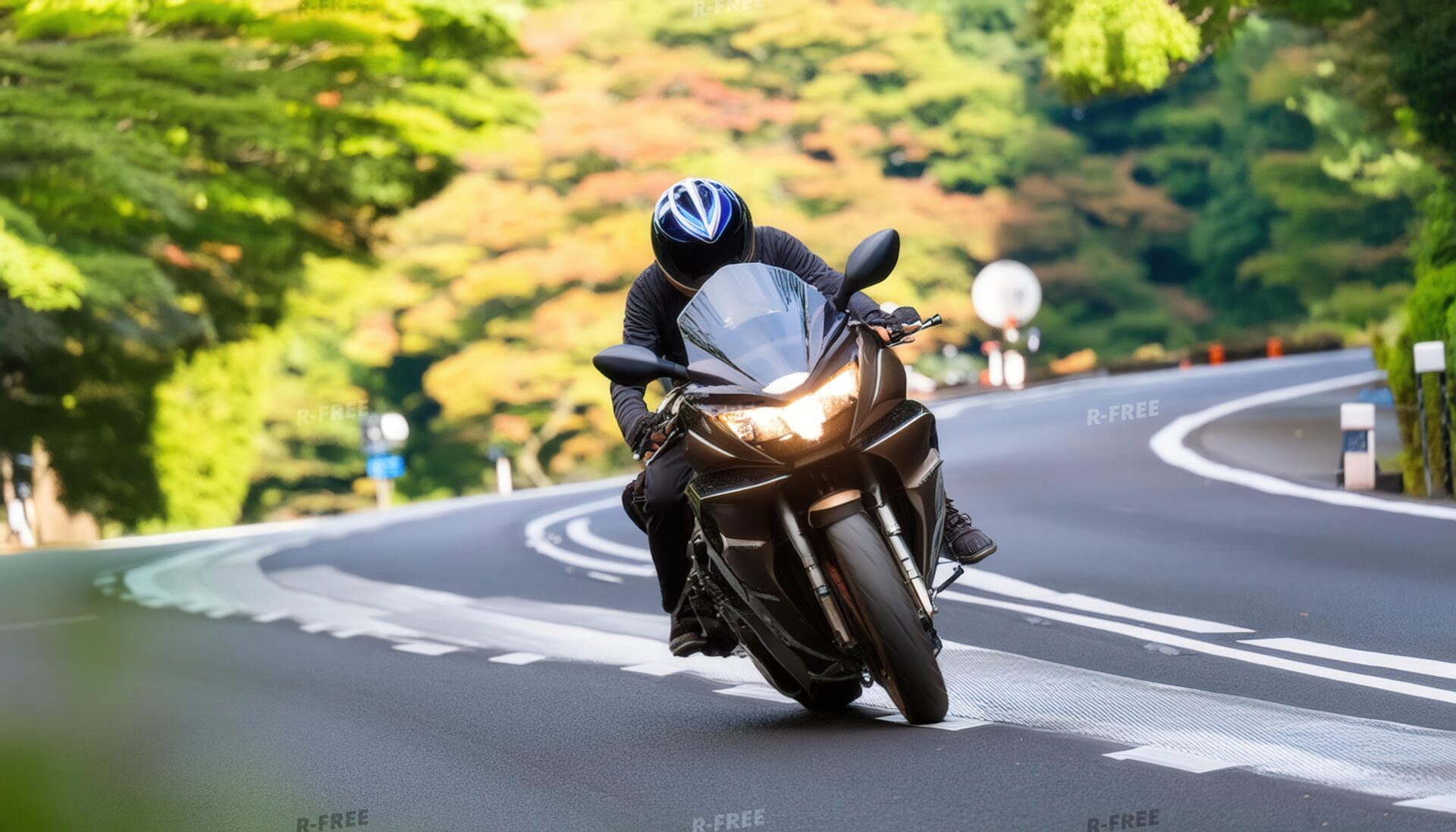 カーブを走行するライダー