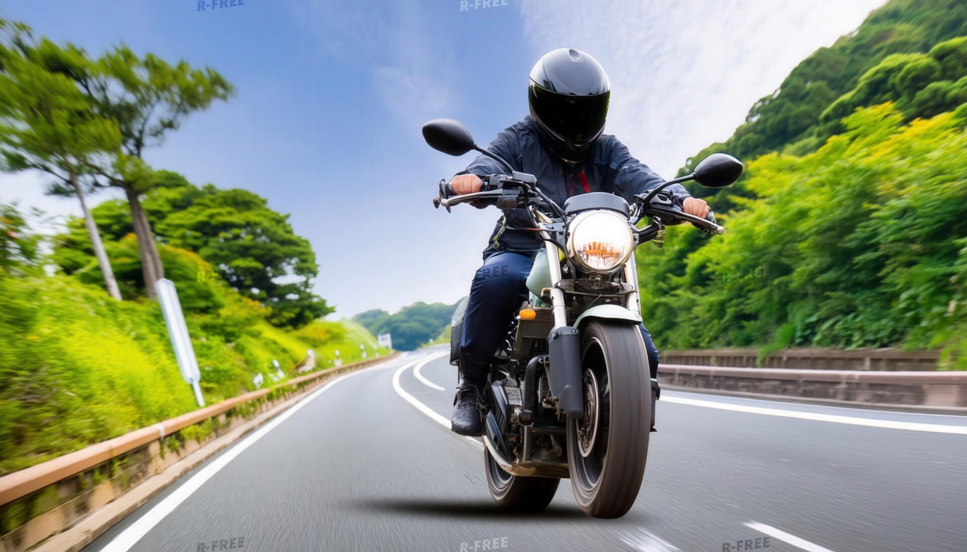 山道を走るライダー