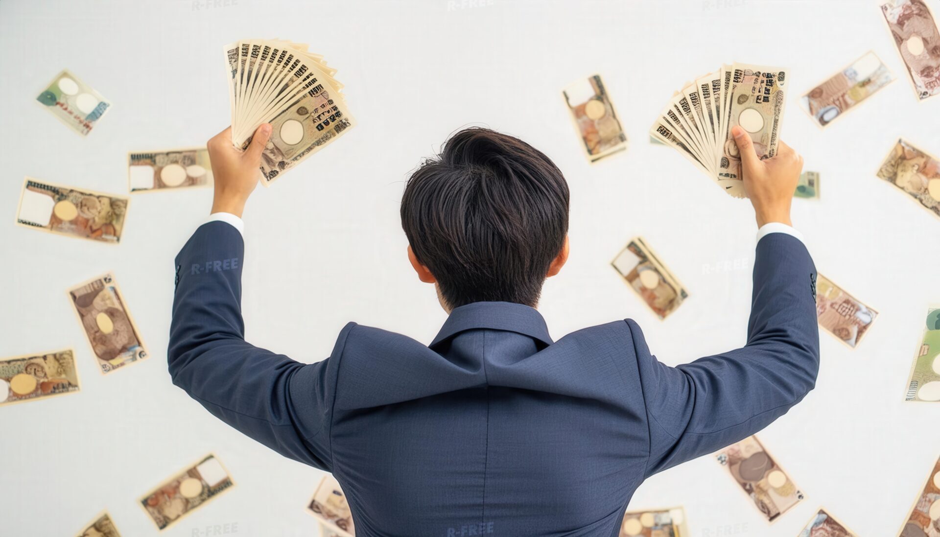 日本円を広げる背中の男性