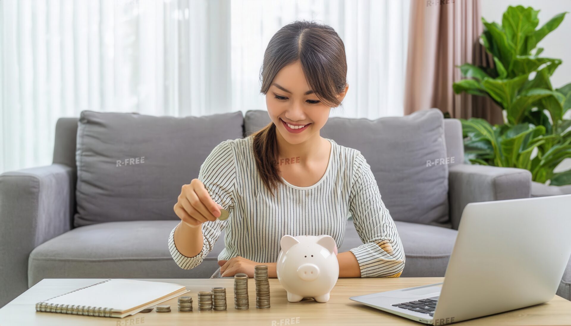 貯金箱とコインを並べる女性